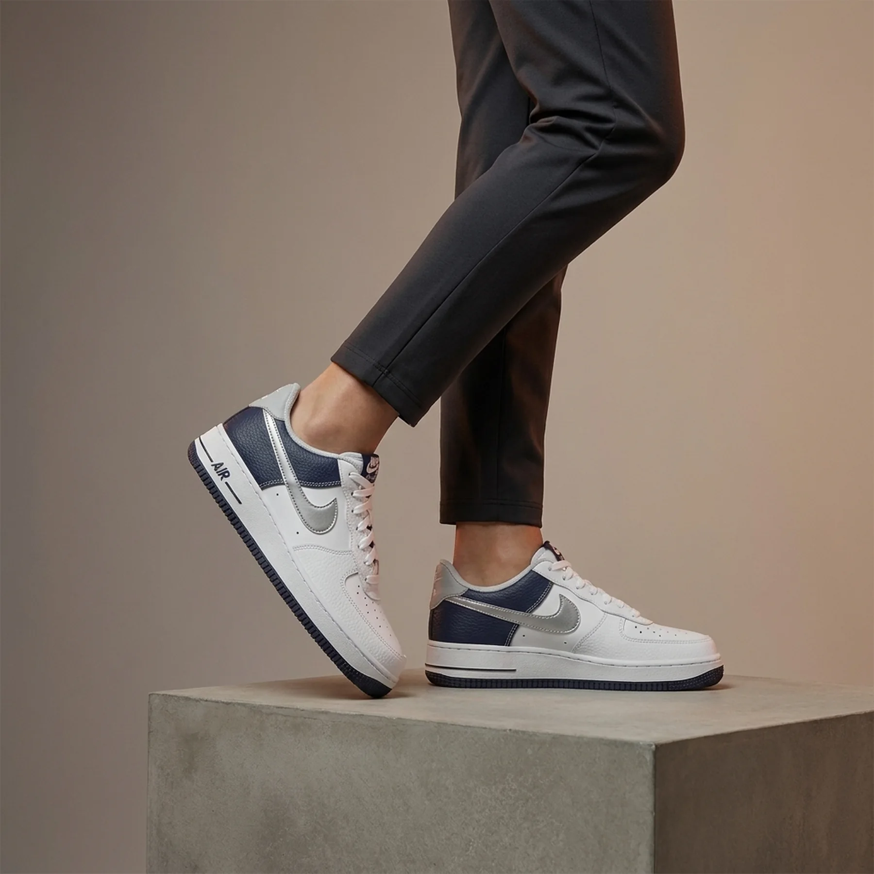 Кросівки жіночі Nike Air Force 1 Lv8 Gs (DQ6048-100)