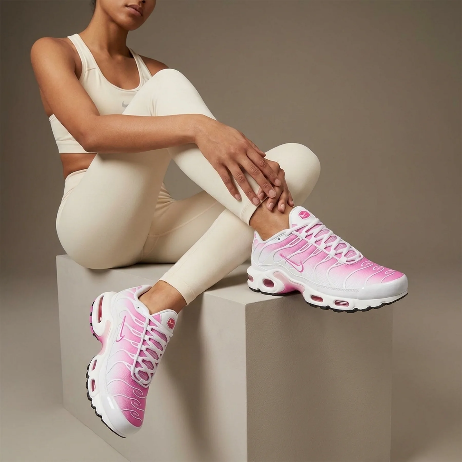 Кросівки жіночі Nike Air Max Plus (CZ7931-100)