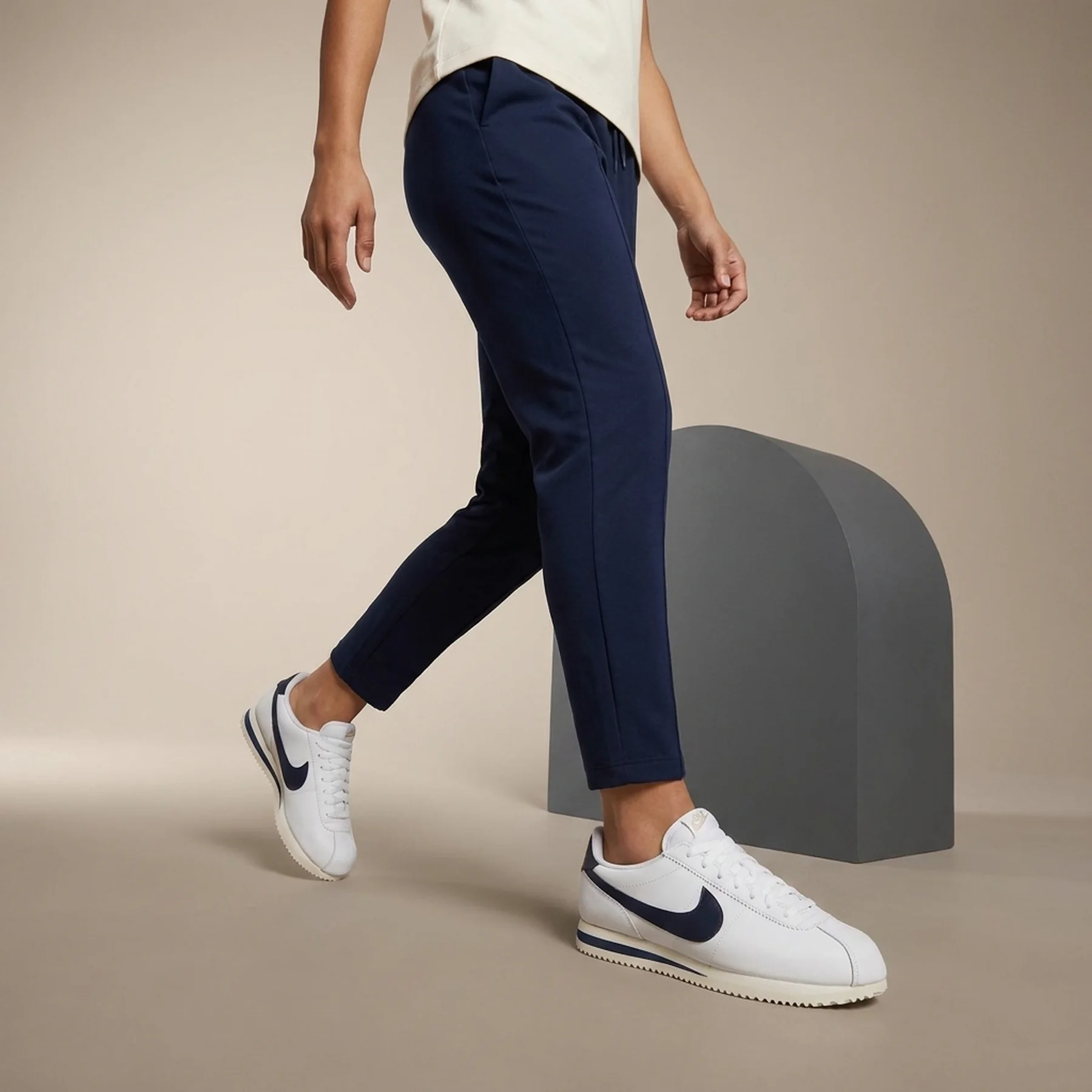 Кросівки жіночі Nike Cortez Leather (HJ9343-100)