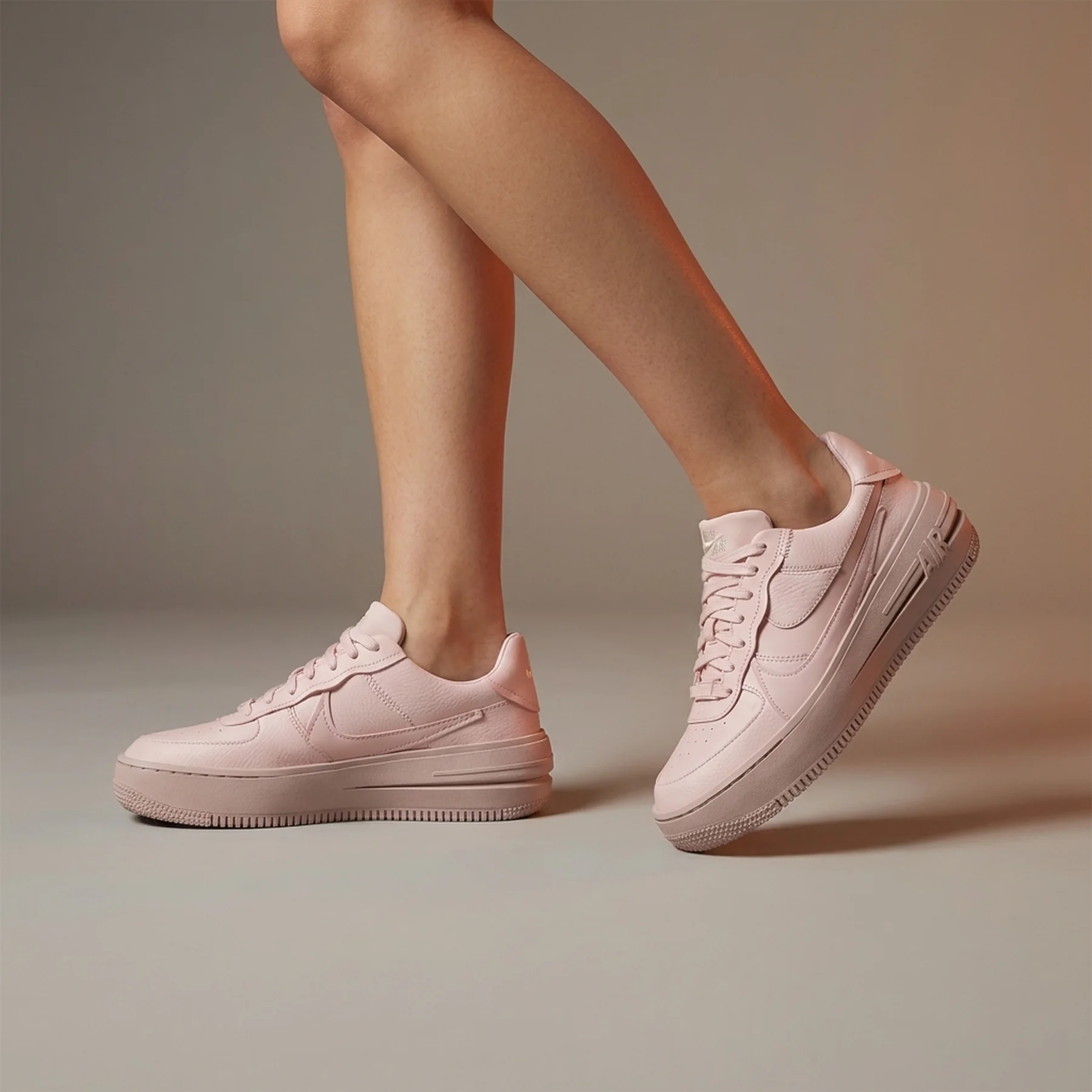 Кросівки жіночі Nike Force 1 Plt (DJ9946-600)