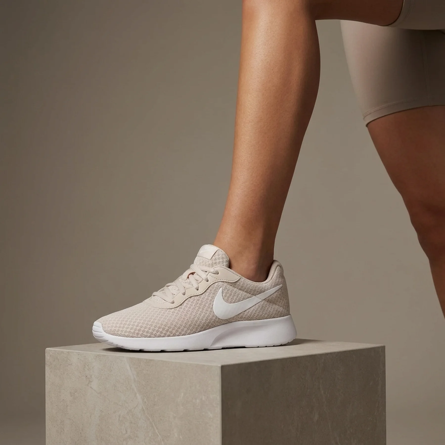 Кросівки жіночі Nike Tanjun Shoes Beige (DJ6257-106)