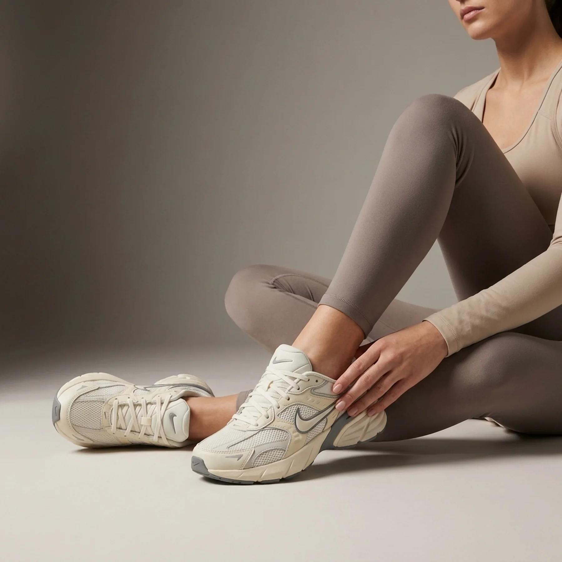 Кросівки жіночі Nike V2k Run "Pale Ivory" (HQ1512-110)