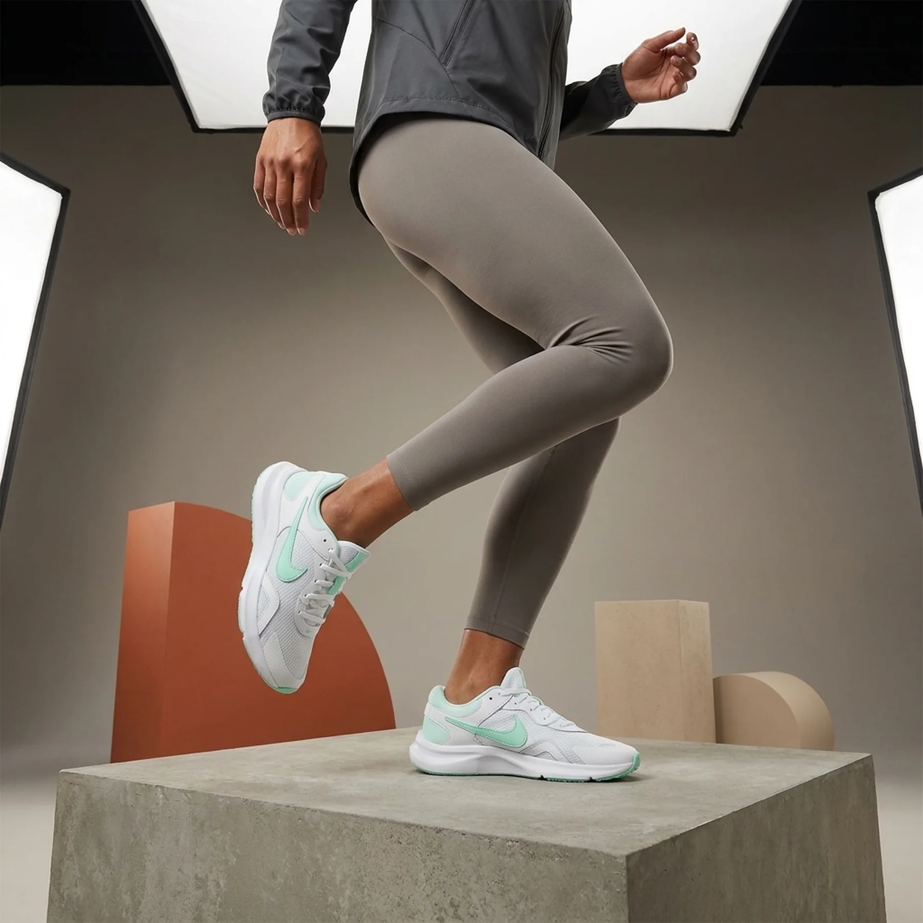 Кросівки жіночі Nike V5 Rnr (HQ7901-106)