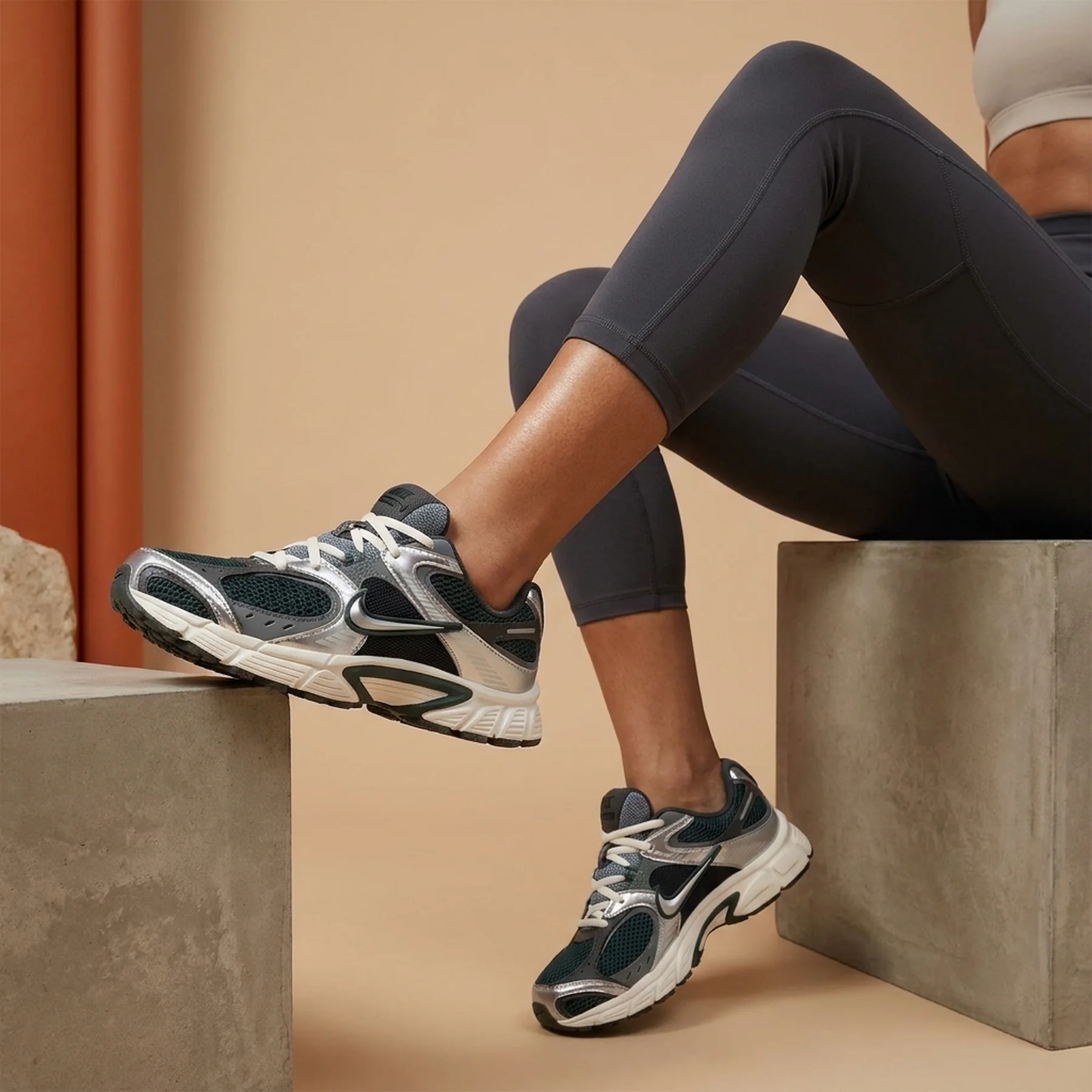 Кросівки жіночі Nike V5 Rnr (HQ7901-300)