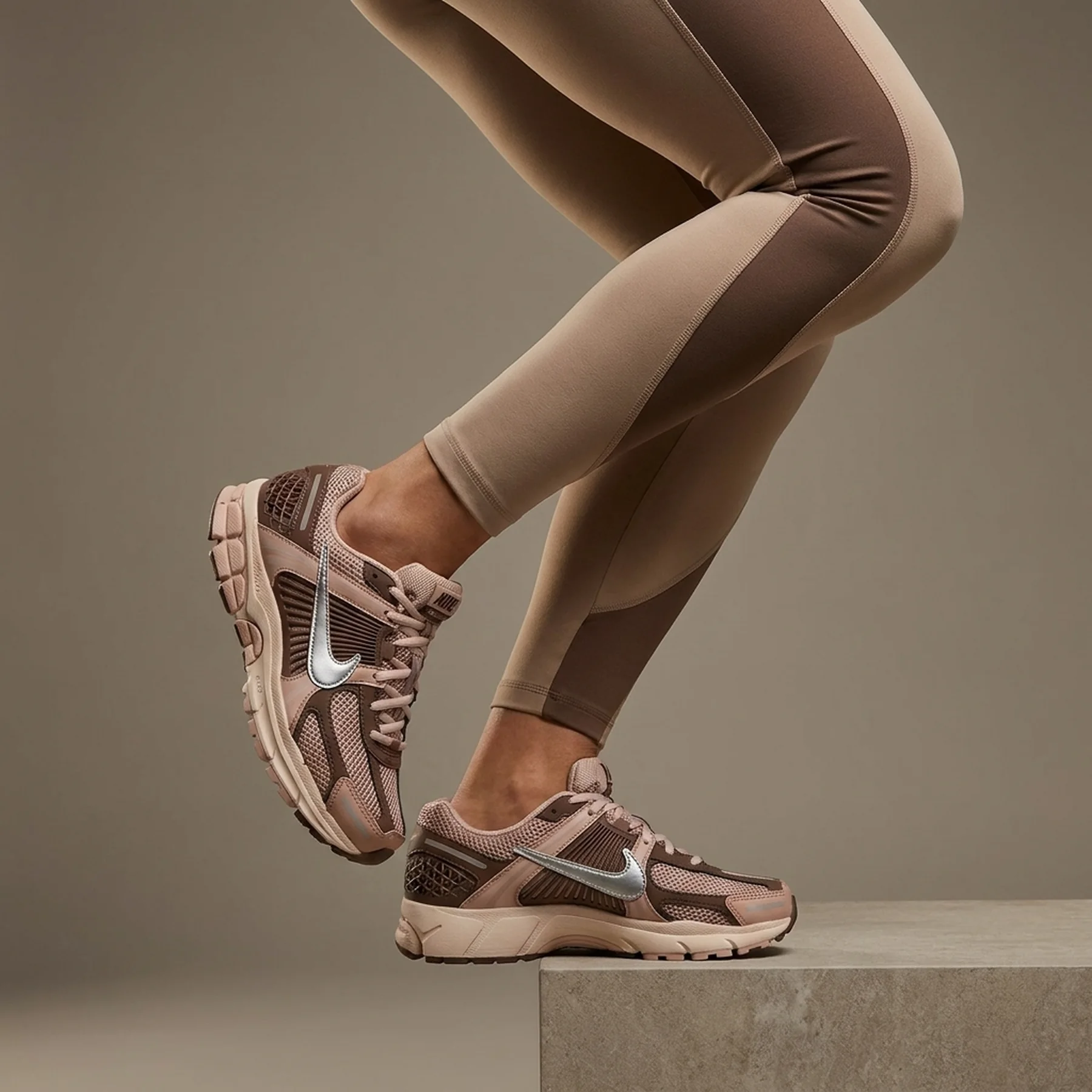 Кросівки жіночі Nike V5 Rnr Wmns (HQ7901-200)