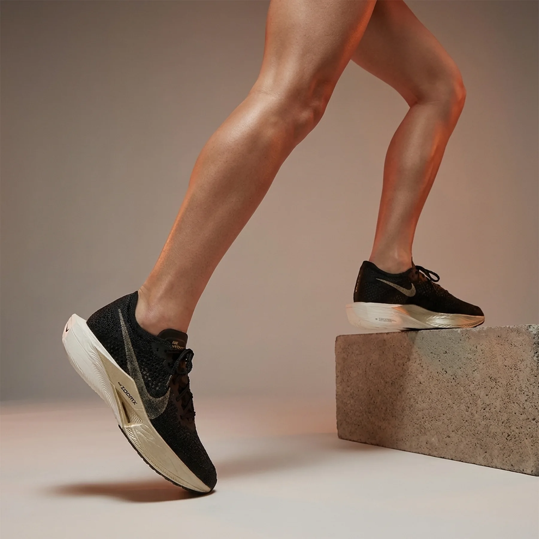 Кросівки для бігу жіночі Nike Zoomx Vaporfly (DV4130-002)