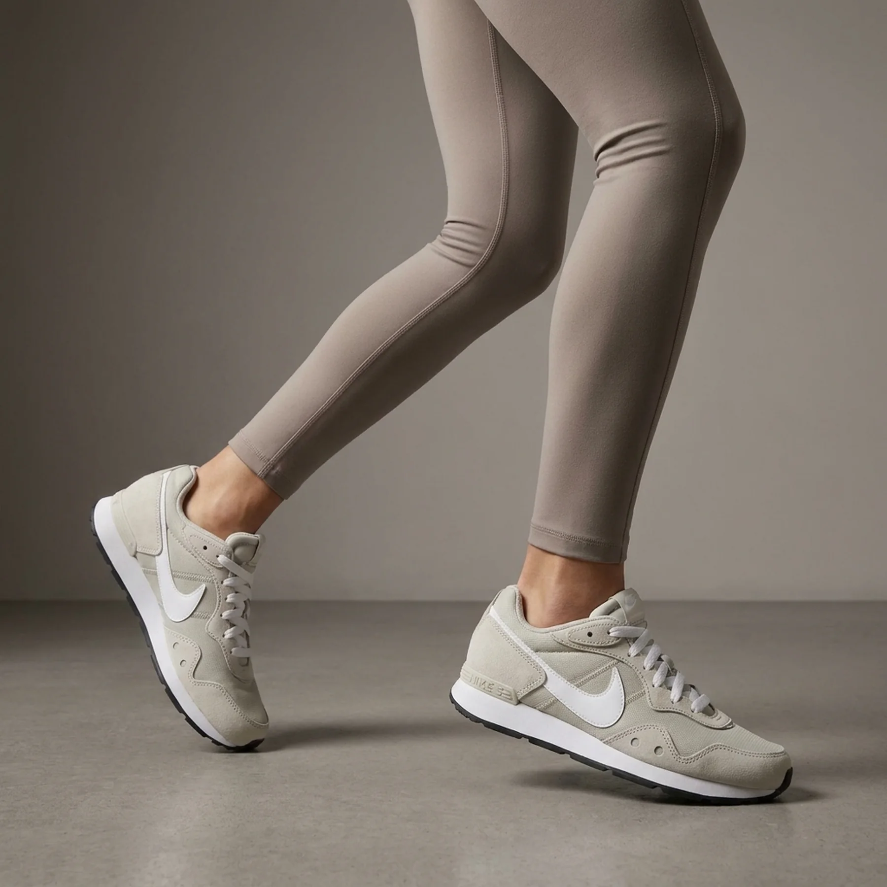 Кросівки жіночі Nike Venture Runner (CK2948-002)