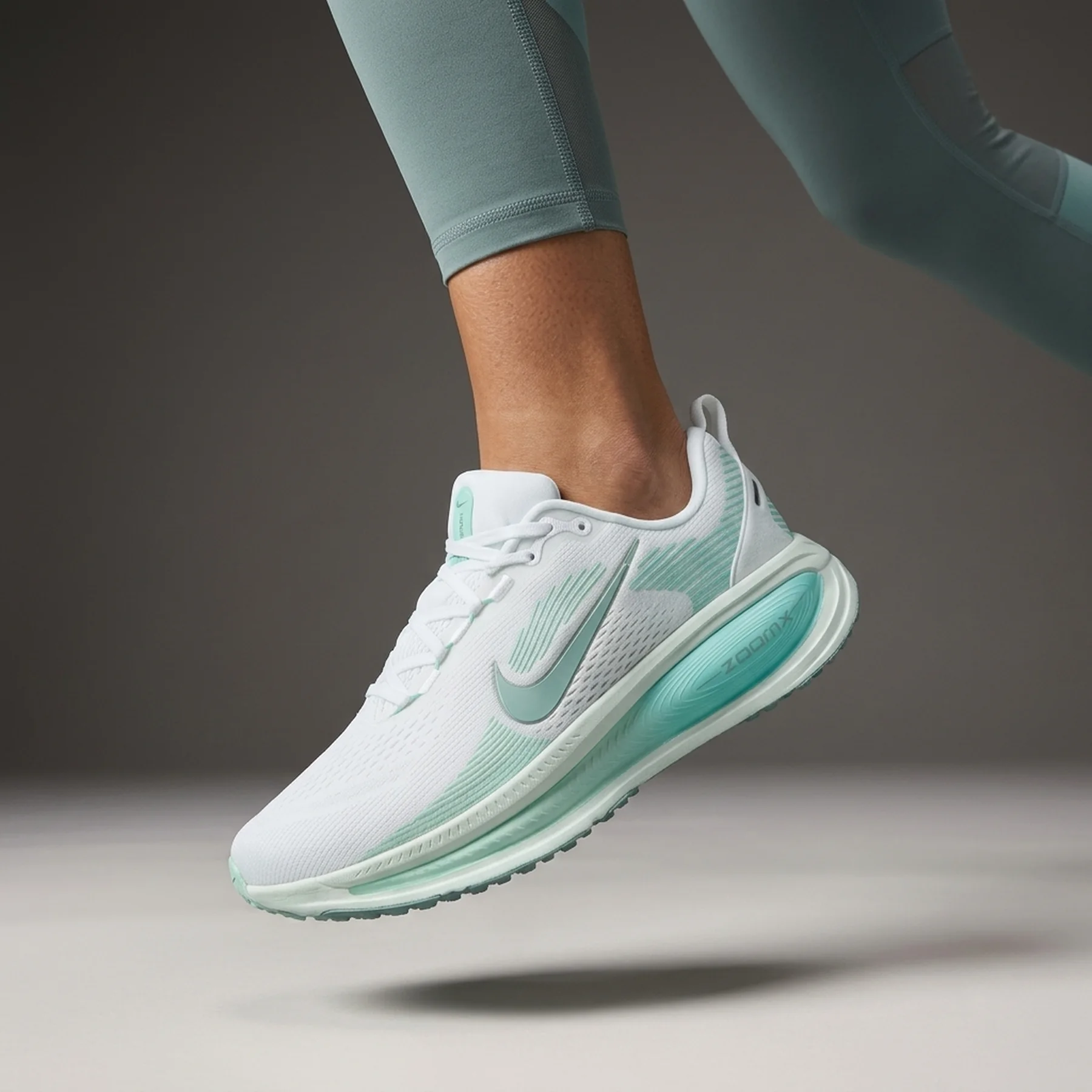 Кросівки жіночі Nike Vomero 18 (HM6804-106)