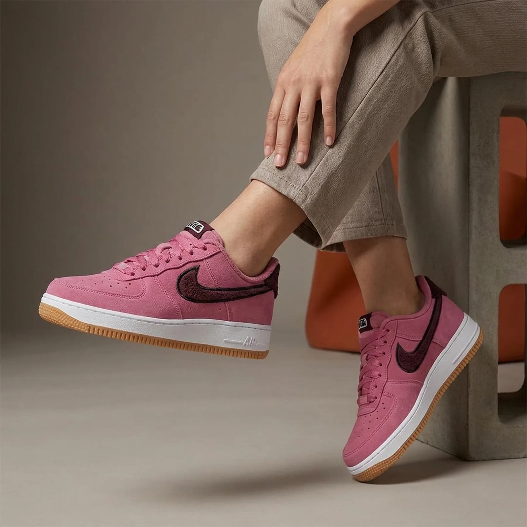 Кросівки жіночі Nike W Air Force 1 07 (DQ7583-600)