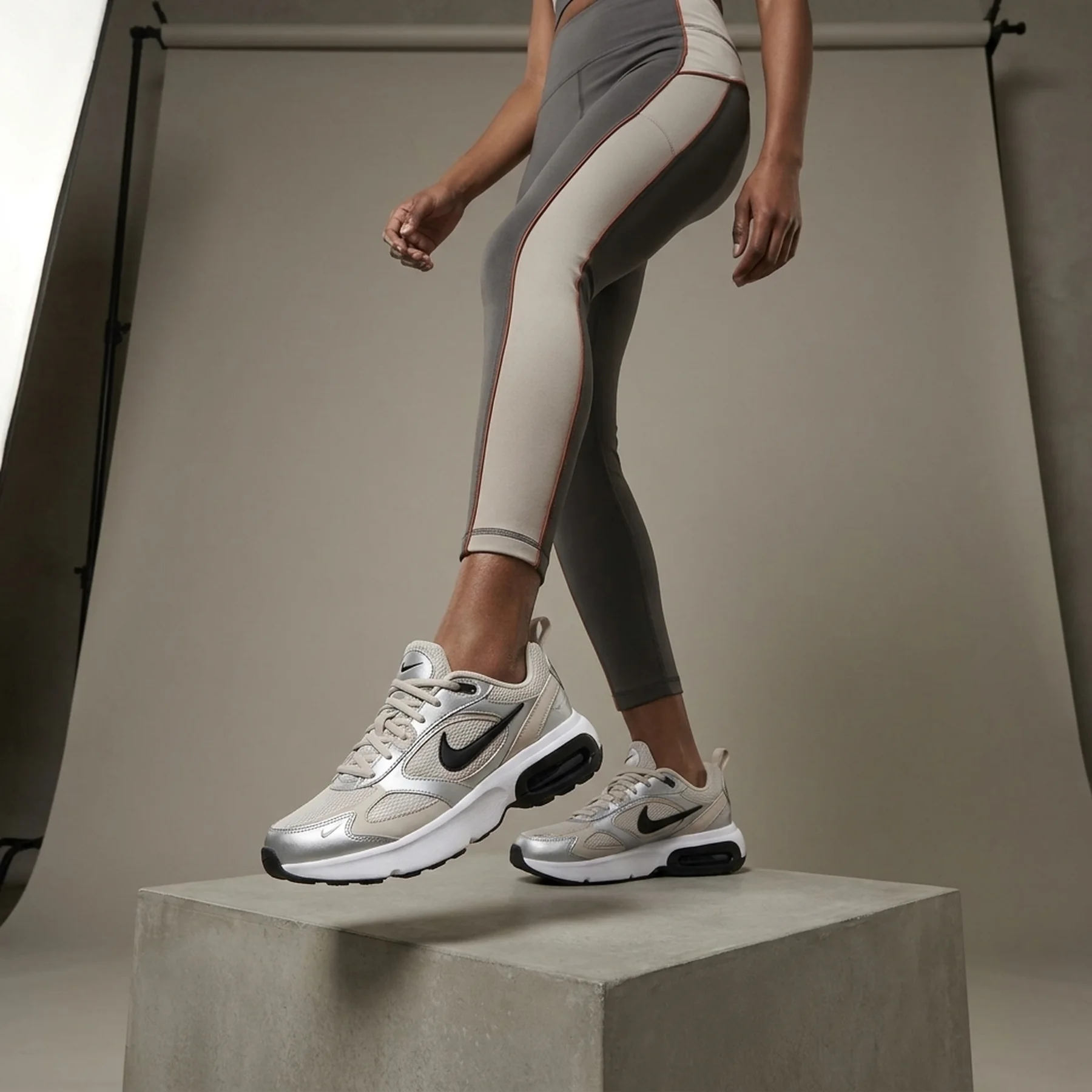Кросівки жіночі Nike W Air Max Portal Se (HM0256-001)