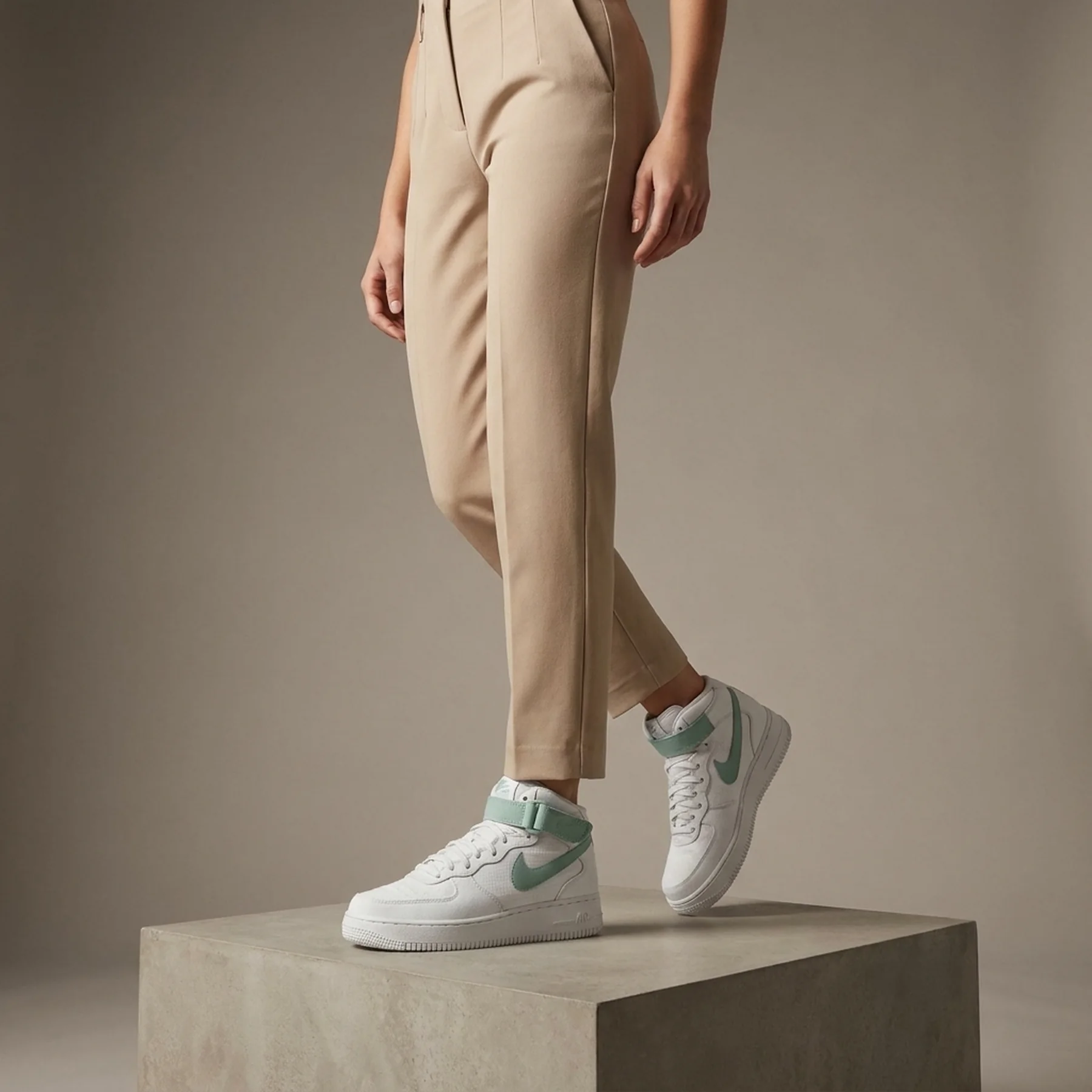 Кросівки жіночі Nike Wmns Air Force 1 07 Mid (DD9625-103)
