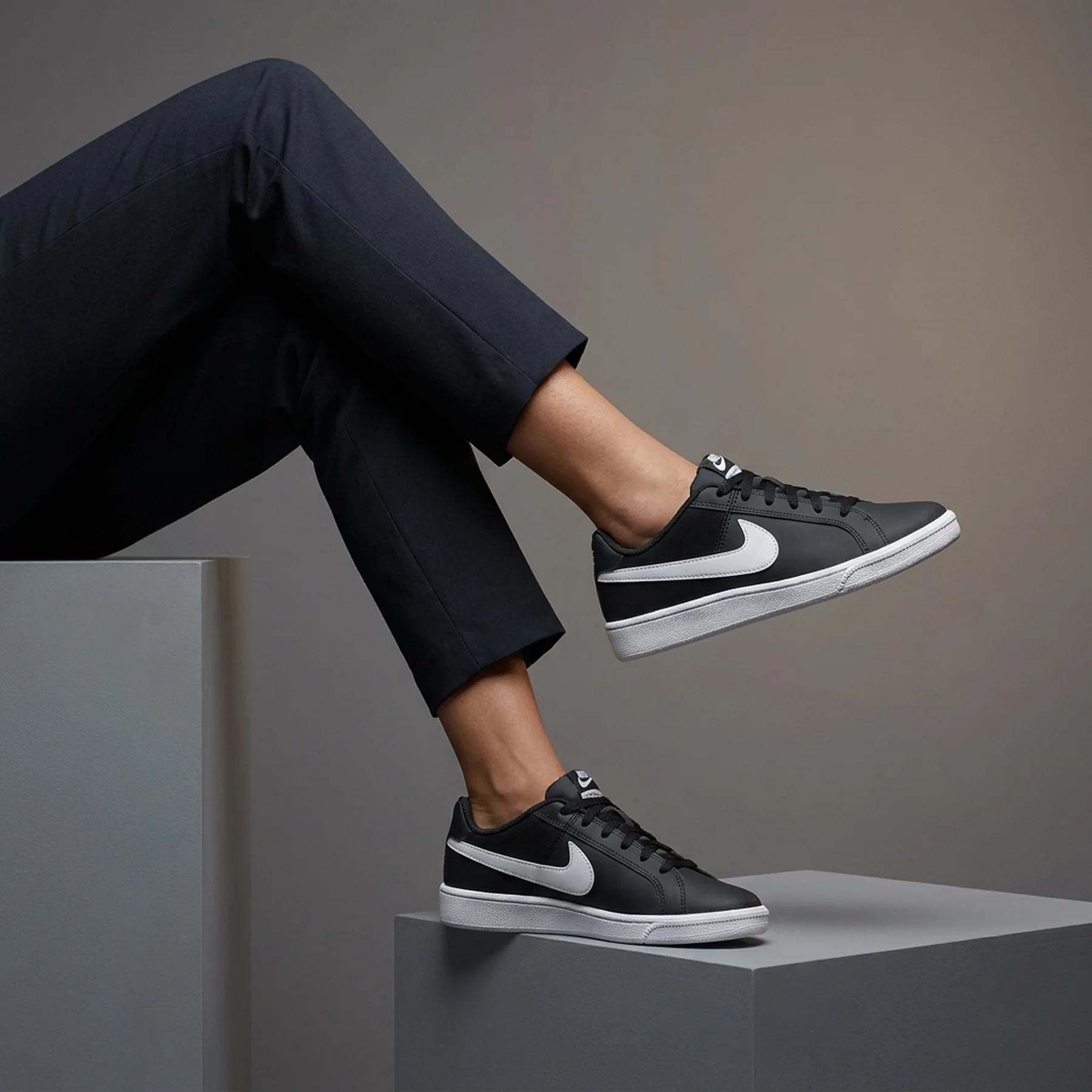 Кросівки жіночі Nike Wmns Court Royale (749867-010)