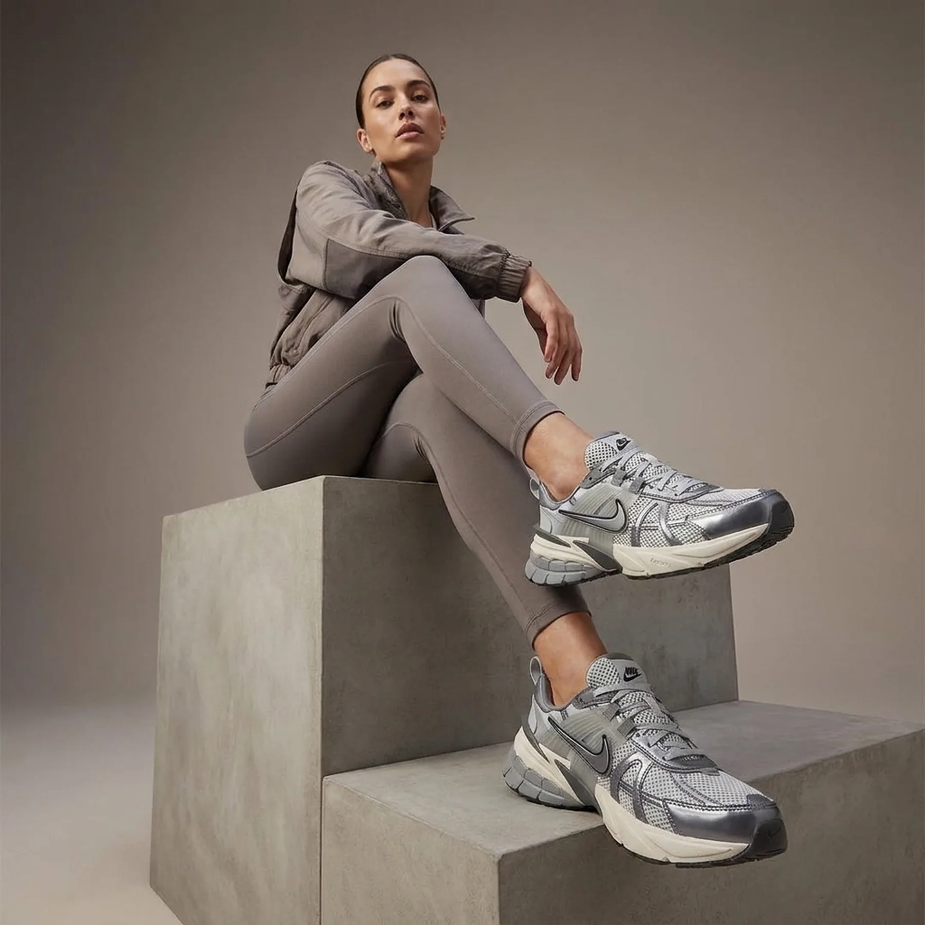 Кросівки жіночі Nike Wmns V2K Run 'Pure Platinum Wolf Grey'