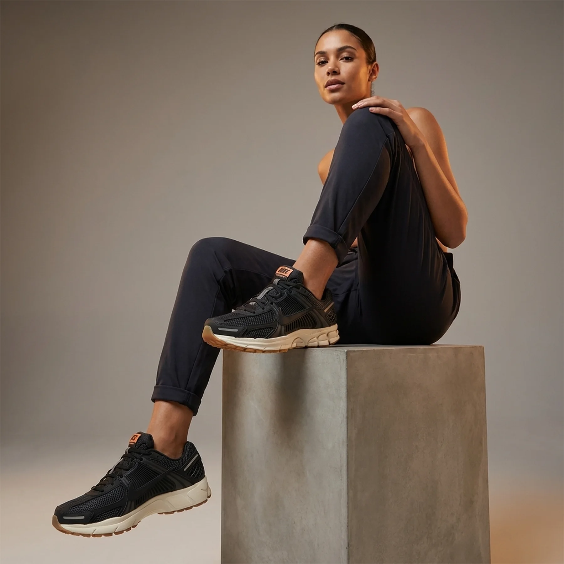 Кросівки жіночі Nike Wmns Zoom Vomero 5 'Black Sesame'
