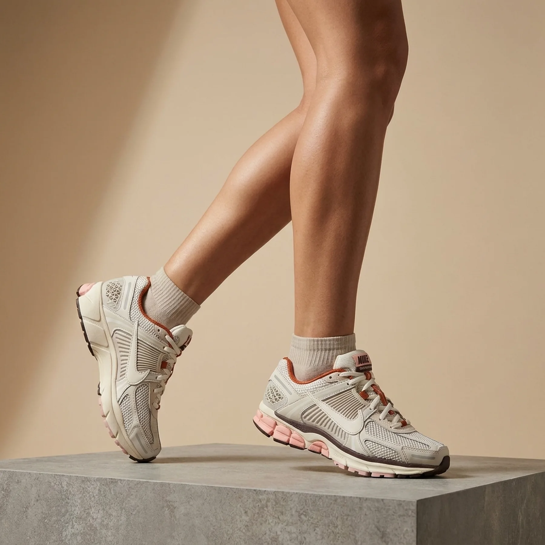 Кросівки жіночі Nike Wmns Zoom Vomero 5 (FJ2028-002)
