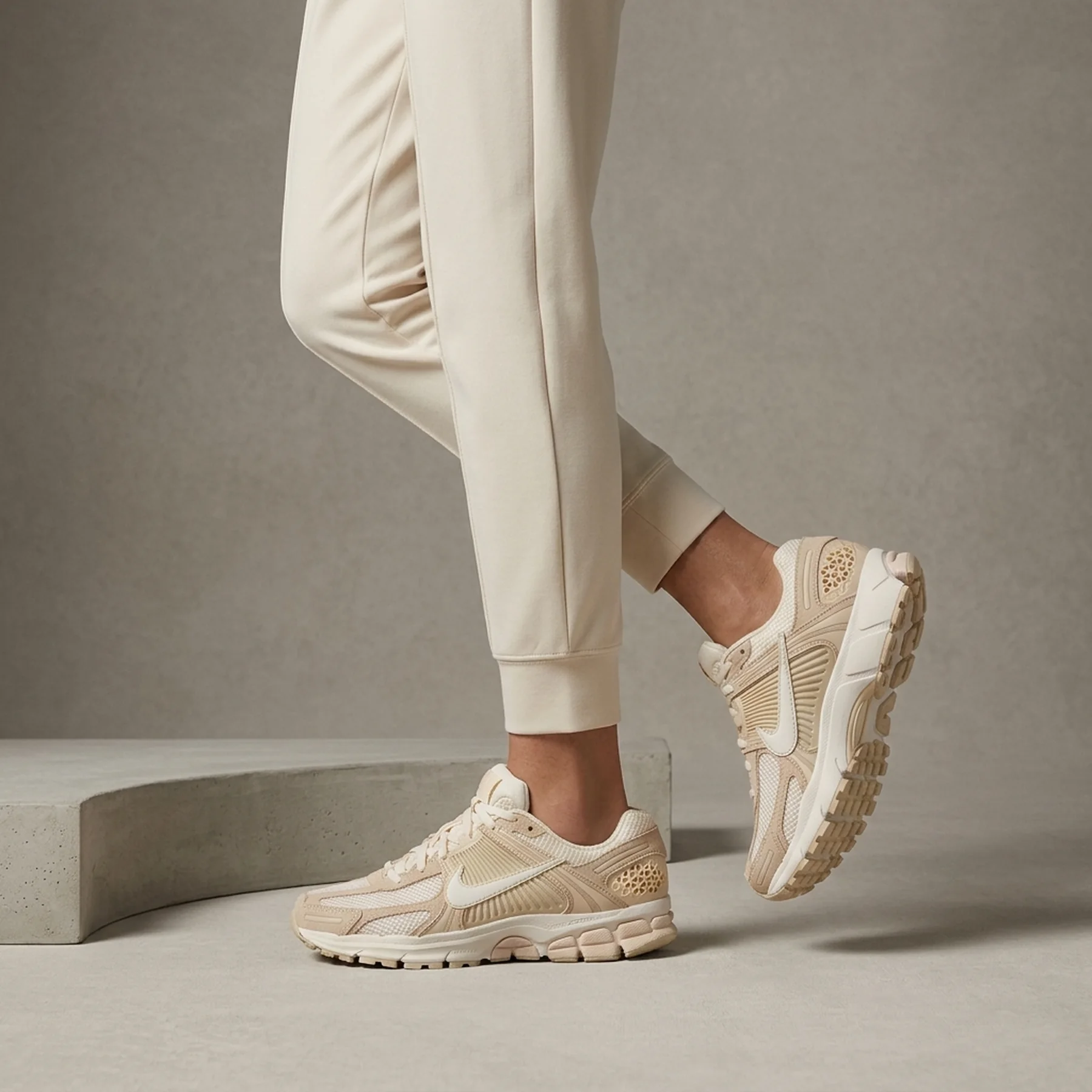 Кросівки жіночі Nike Zoom Vomero 5 (HQ0458-200)