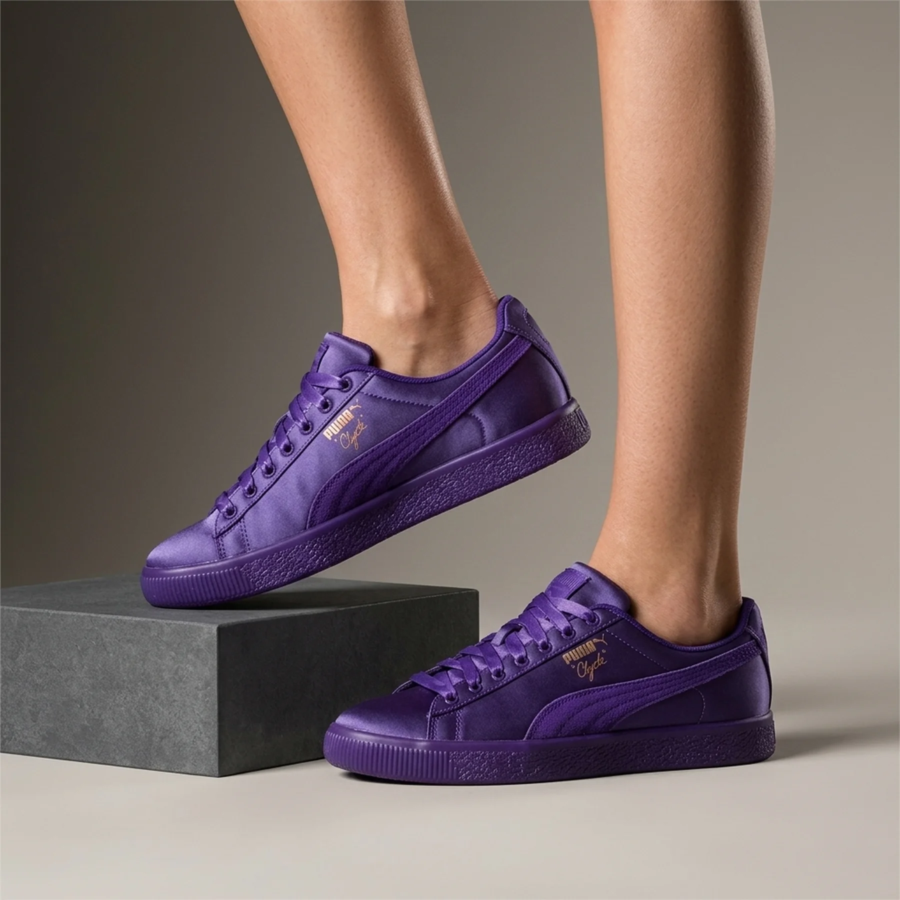 Кросівки жіночі Puma Clyde Satin (367469-01)