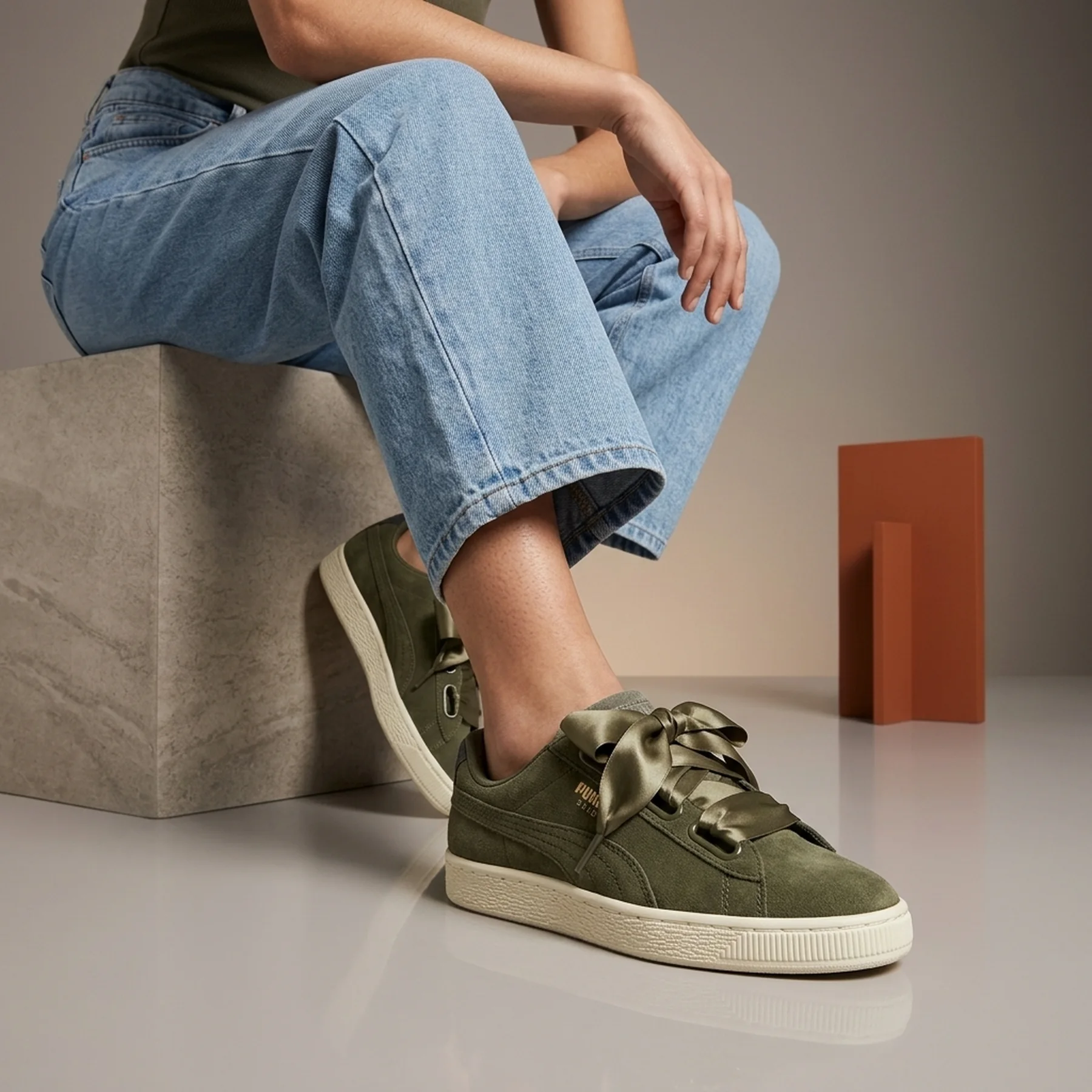 Кросівки жіночі Puma suede heart VR