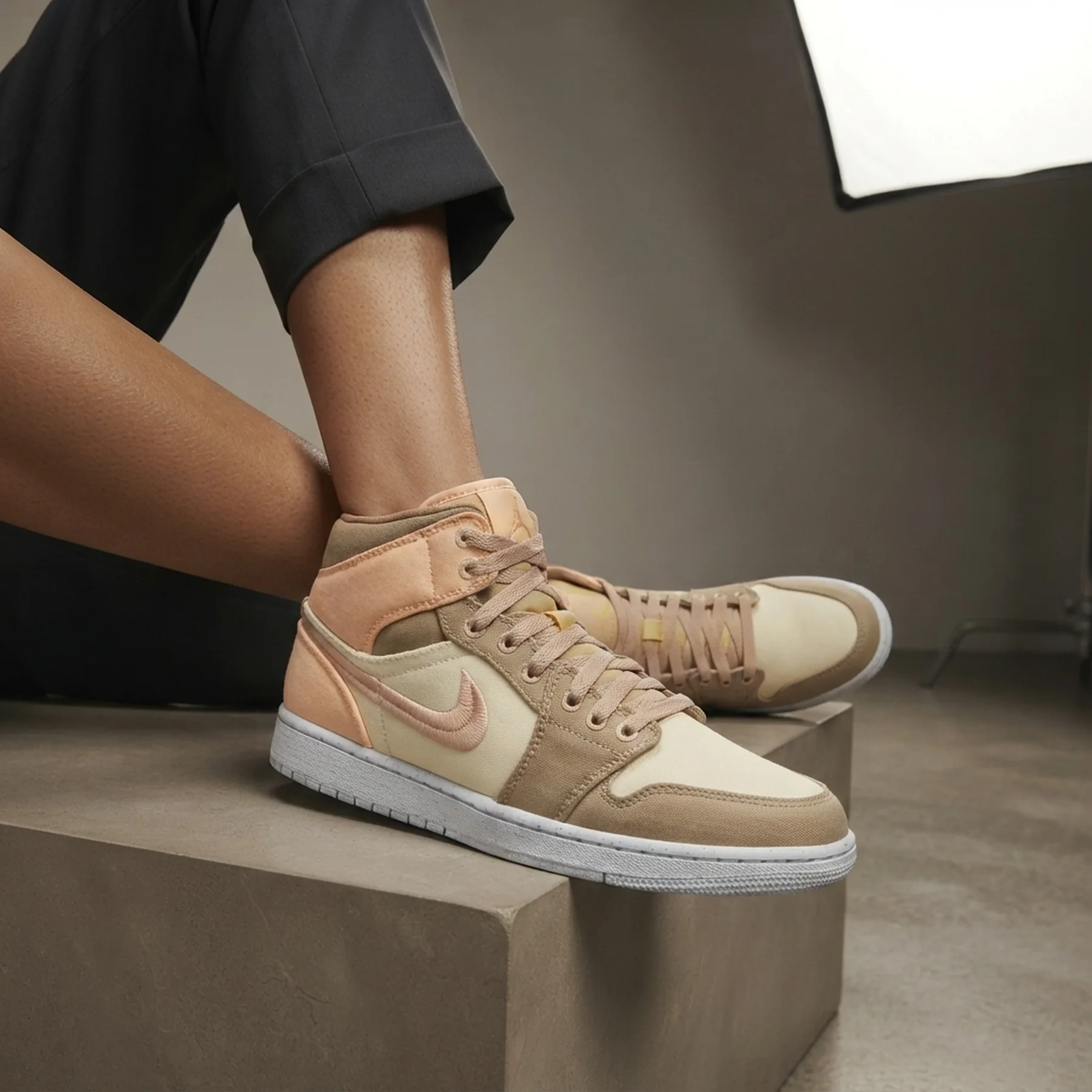Кросівки жіночі Wmns Air Jordan 1 Mid SE 'Muslin Canvas'