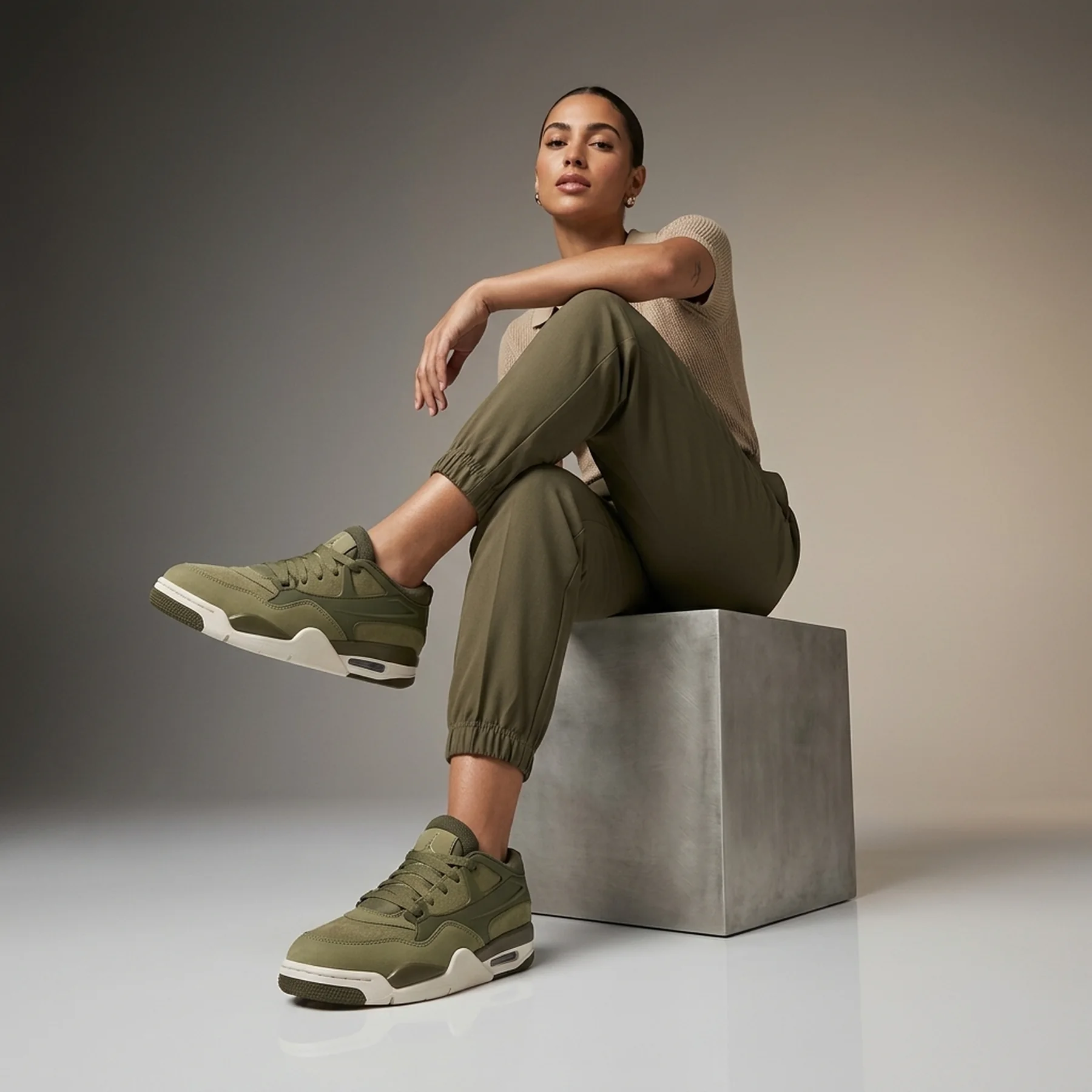 Кросівки жіночі WMNS AIR JORDAN 4 RM IB7694-201