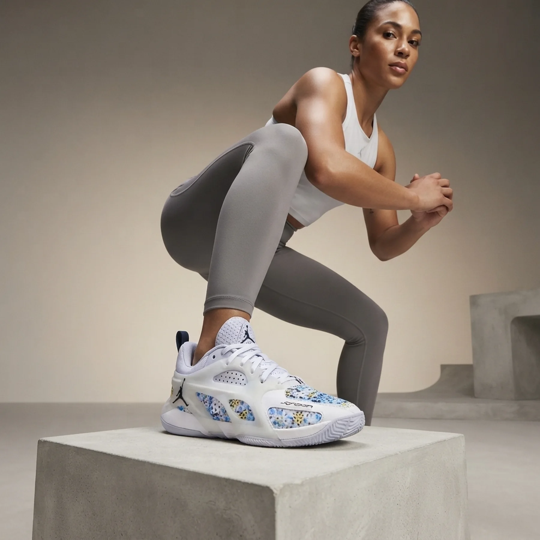 Кросівки жіночі WMNS JORDAN HEIR SERIES FZ2471-004