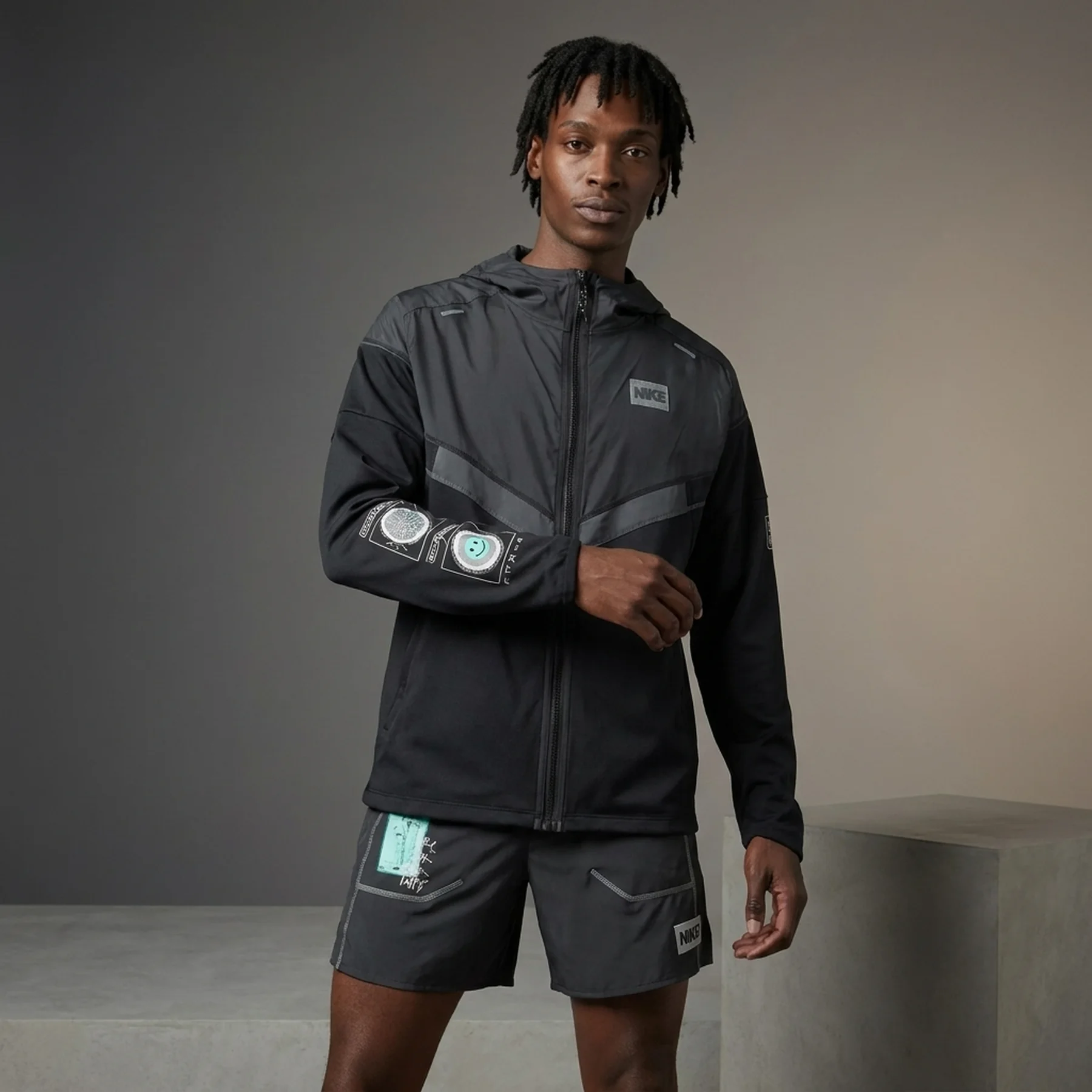 Куртка чоловіча Nike Windrunner D.Y.E. Running Jacket (DR2827-010)