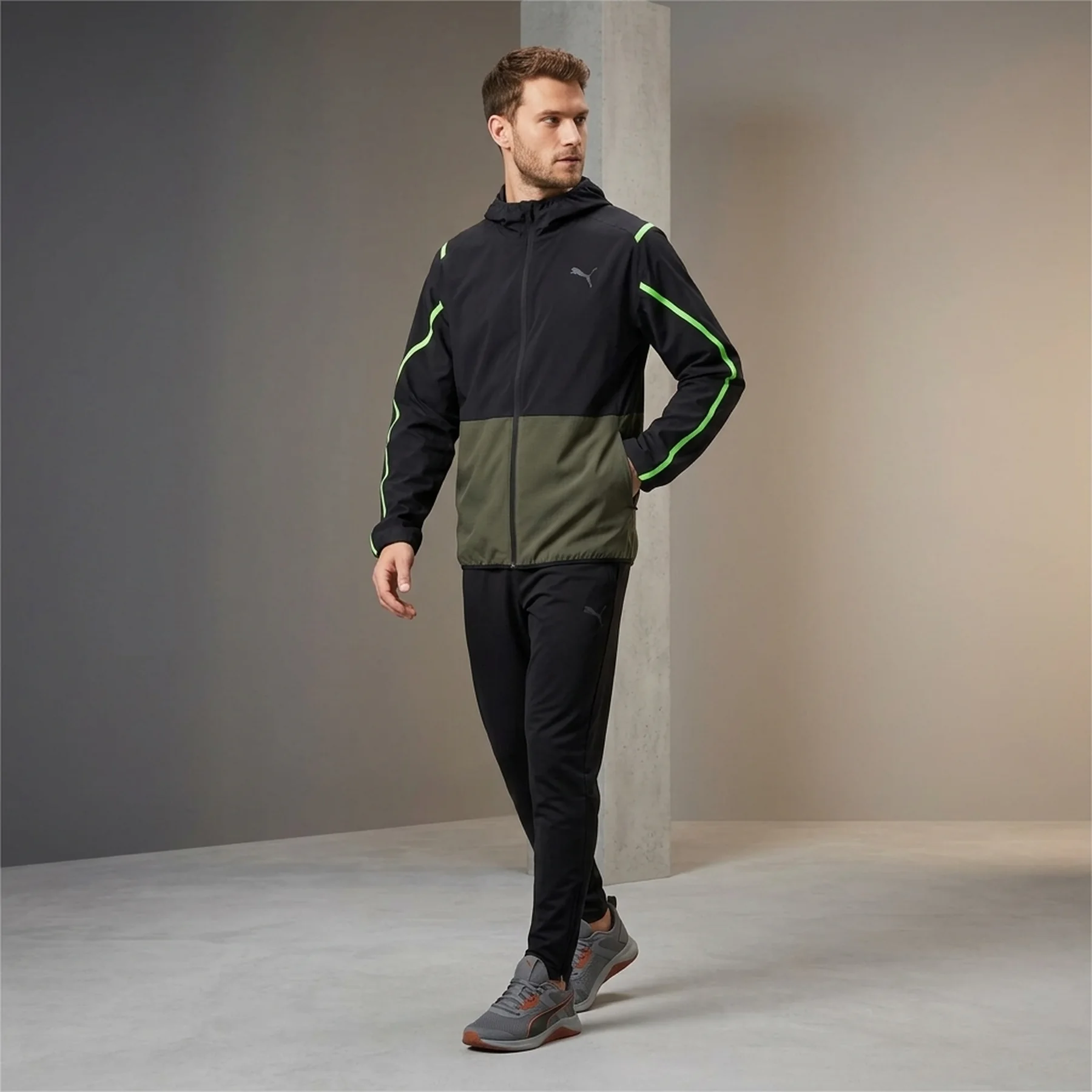 Куртка чоловіча Puma Woven Ultra Training Jacket (520875-44)