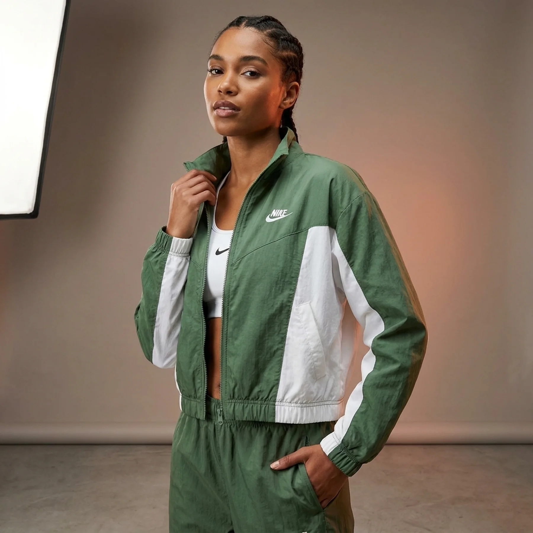 Куртка жіноча Nike Sportswear Woven Jacket Green (IB6970-323)