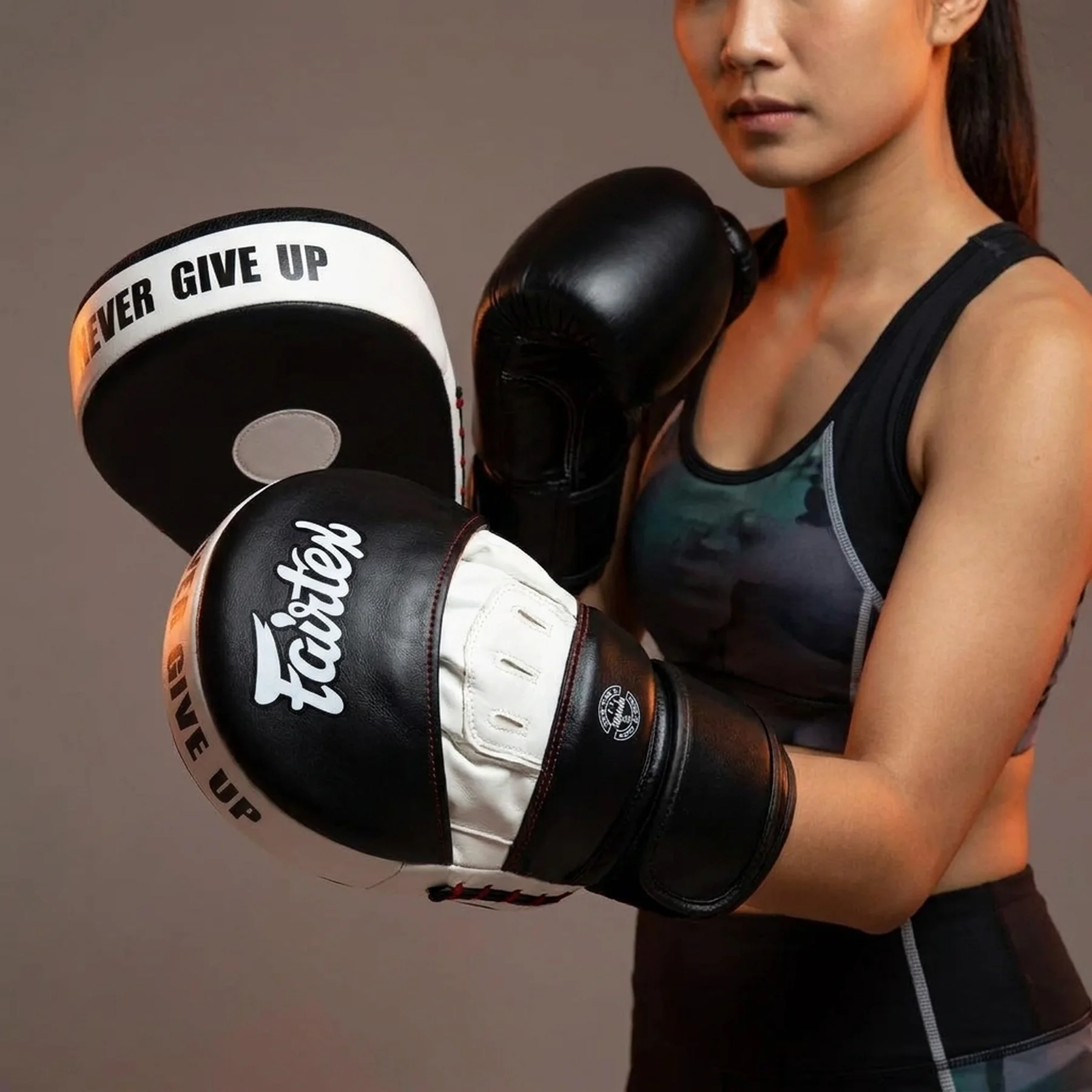 Лапи боксерські Fairtex FMV13 Black/White