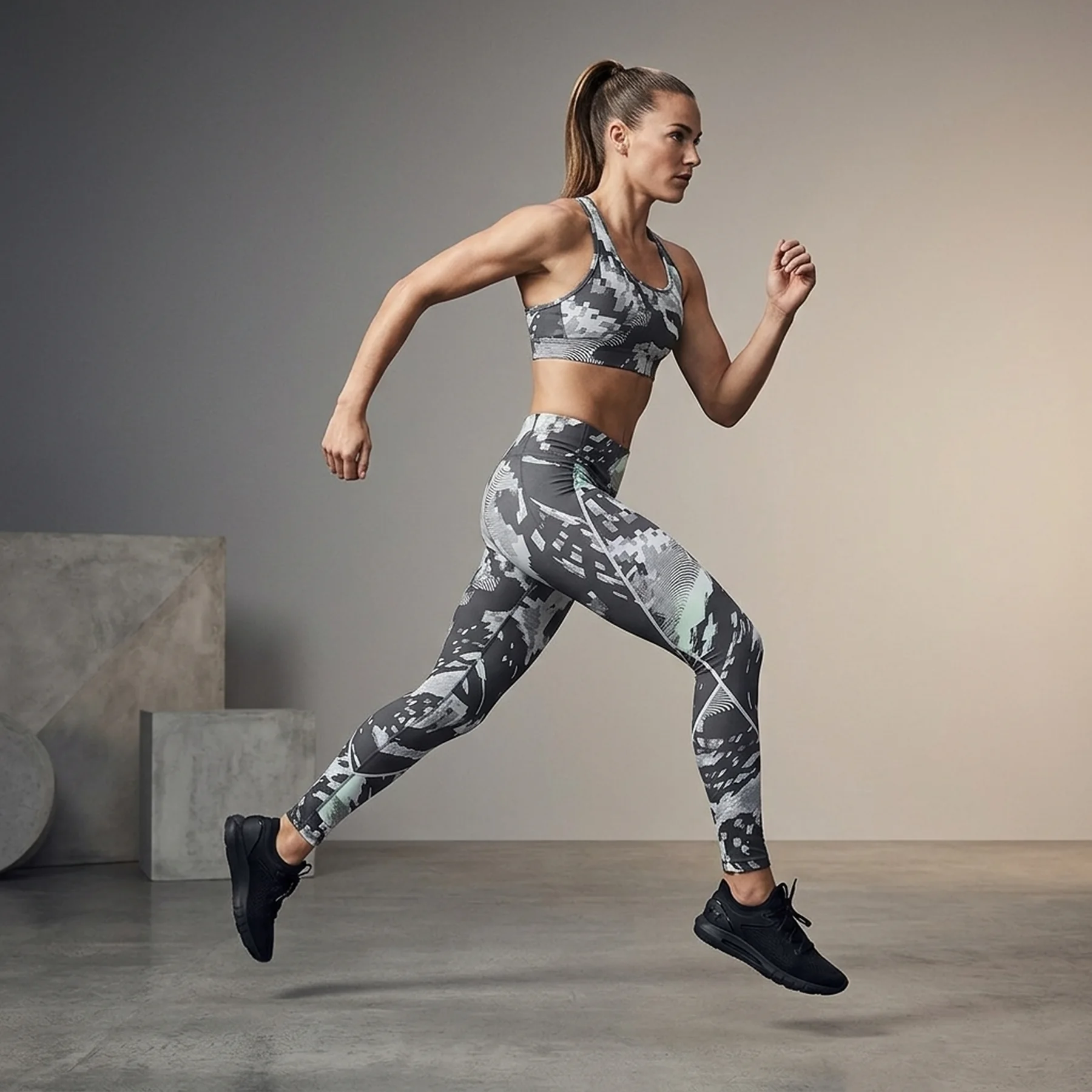 Лосіни жіночі Under Armour Outrun The Storm Tight Grey (1365646-010)