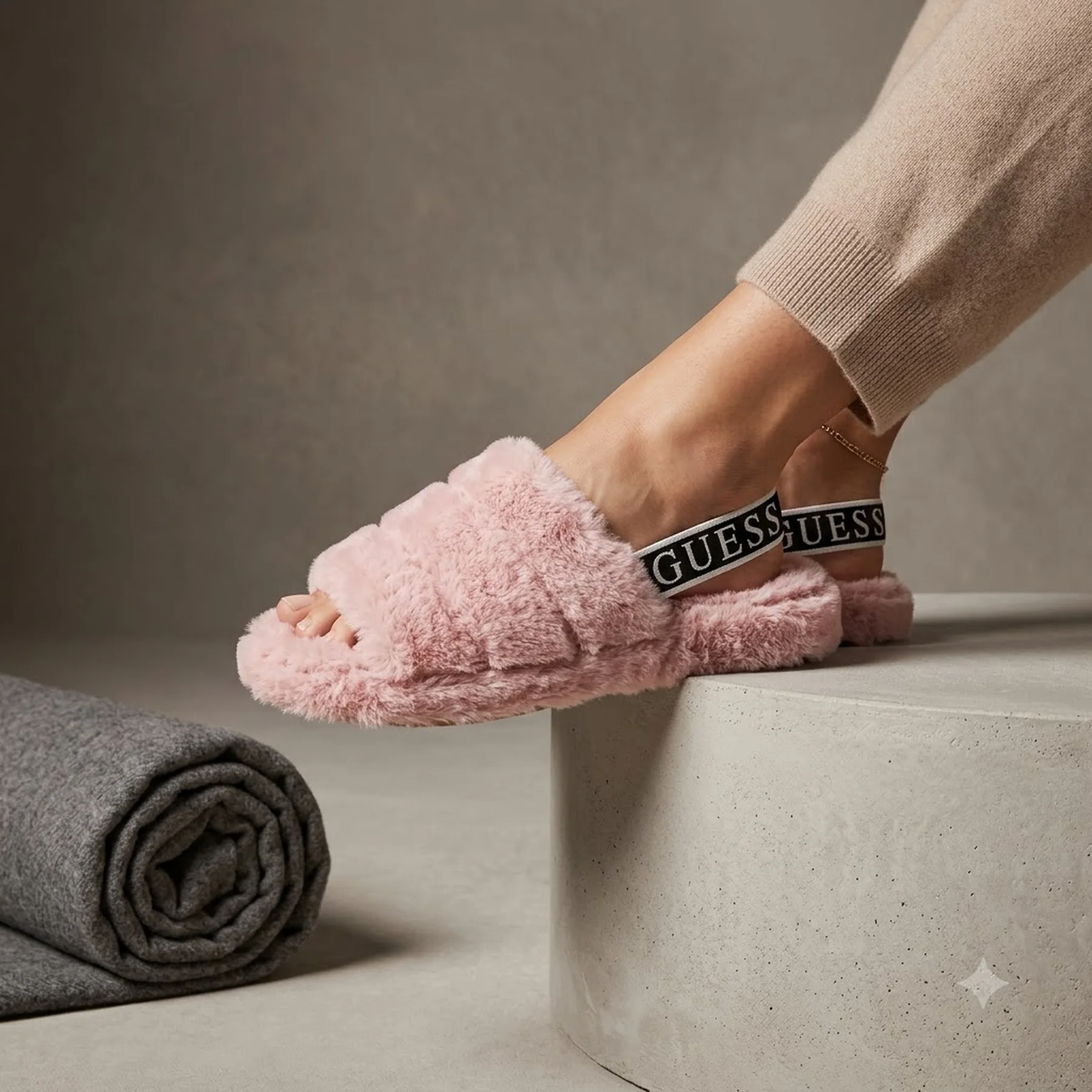 М'які жіночі сандалі Guess слайдери з еластичним ремінцем 1159788391