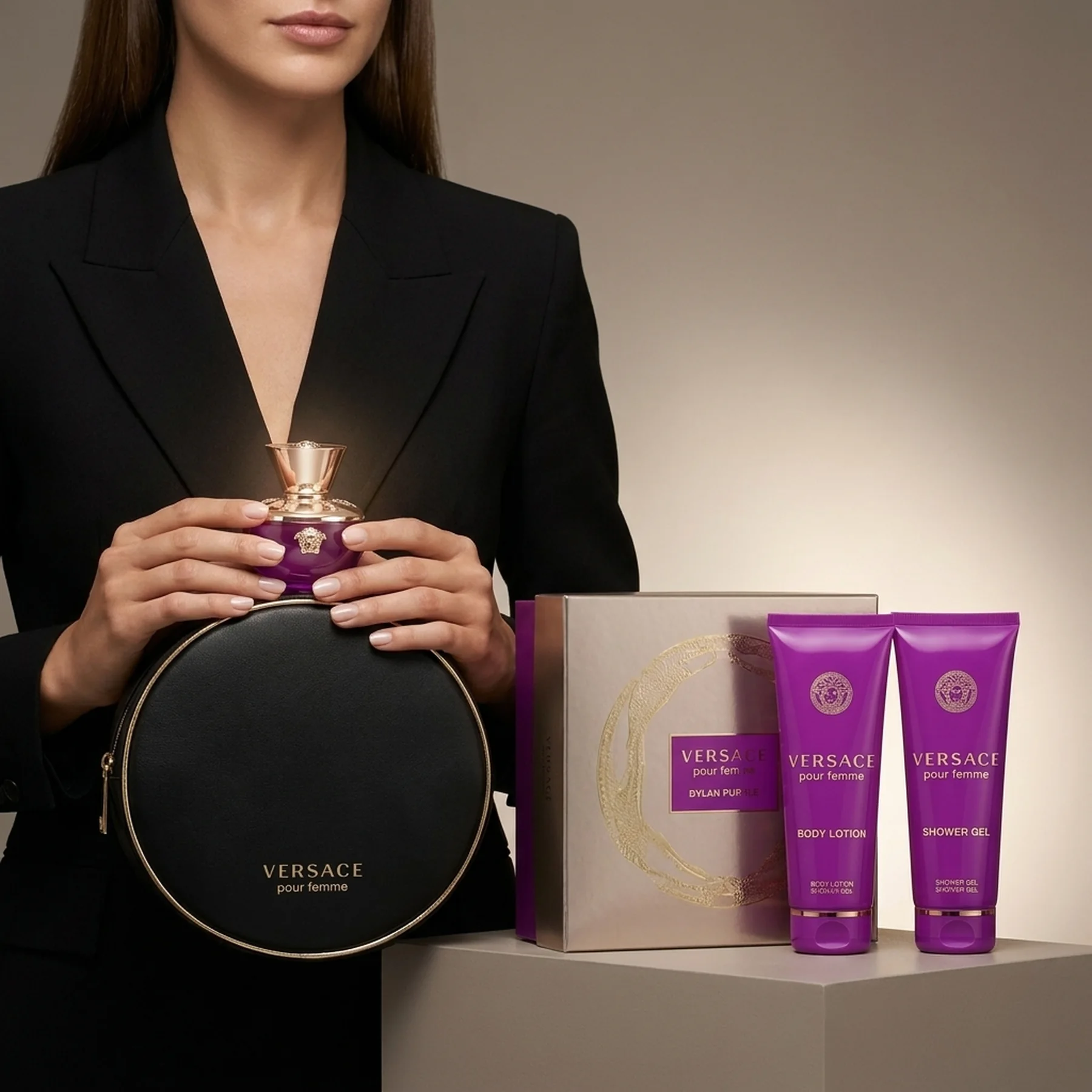 Набор для женщин Versace Pour Femme Dylan Purple Парфумована вода 100 мл + Лосьйон для тіла 100 мл + Гель для душу 100 мл + косметичка