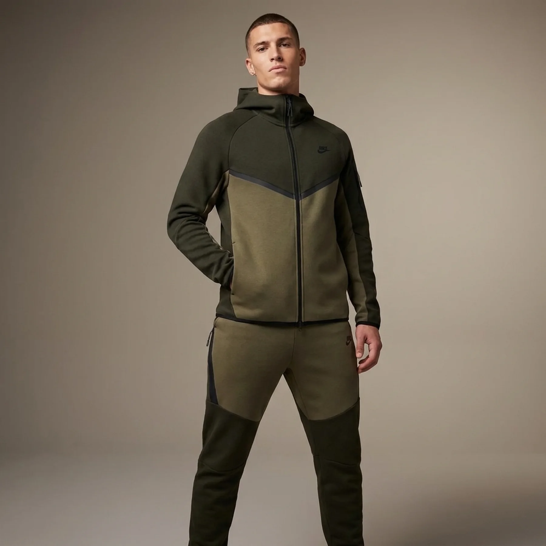 Оливковий костюм Nike Windrunner Tech