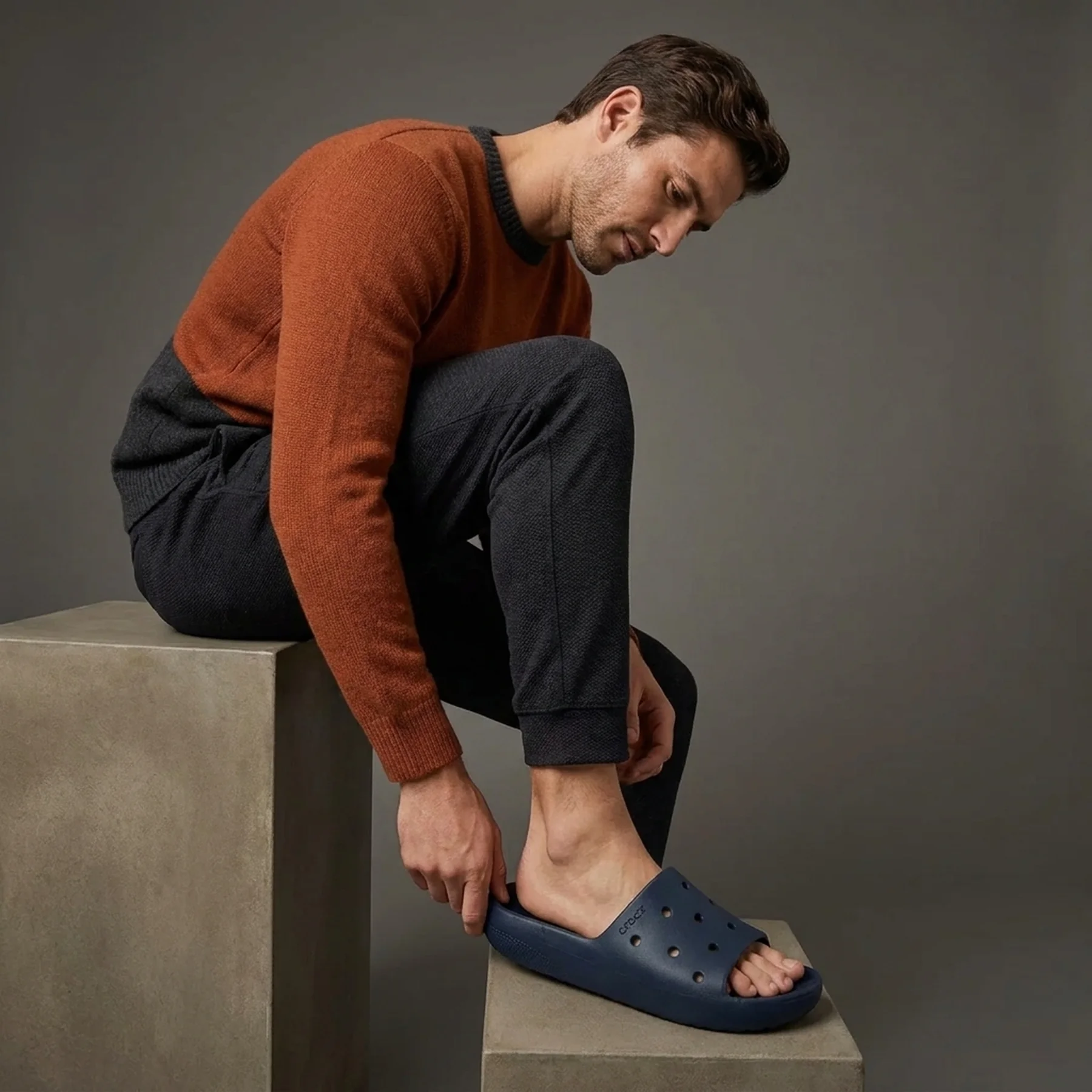 Шльопанці UNI Classic Slide v2 Whi 209401-410-Navy CROCS M8/W10 (41-42) Темно-синій