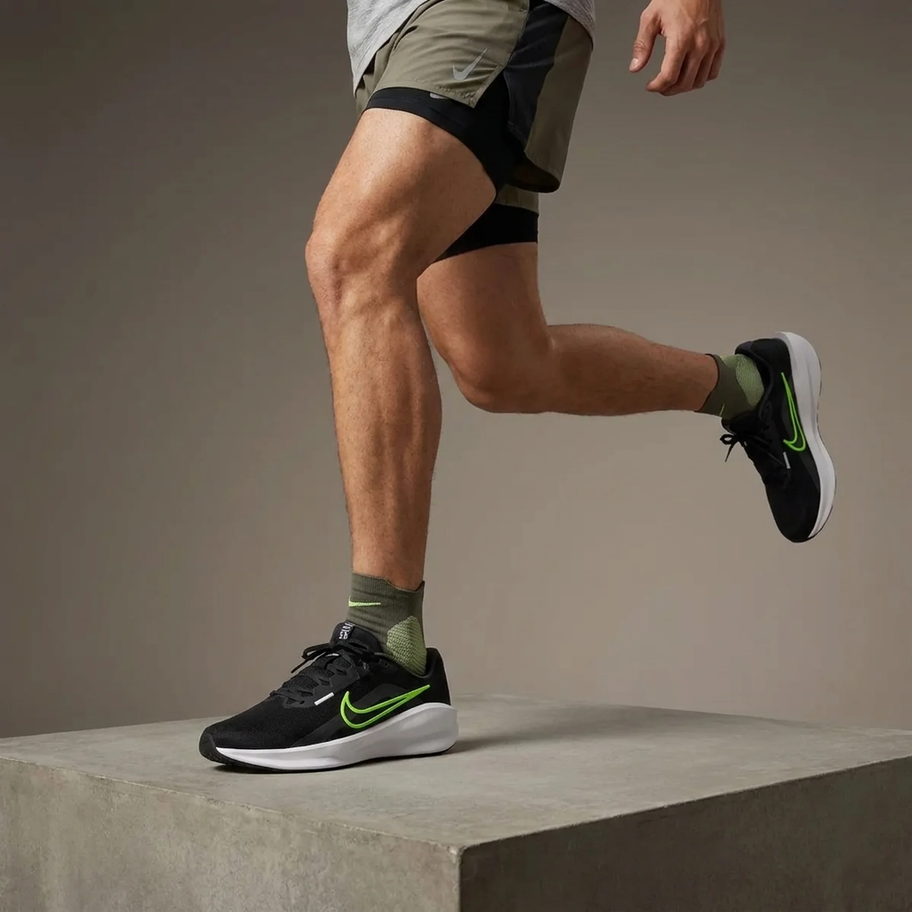 Чоловічі бігові кросівки Nike Downshifter 13