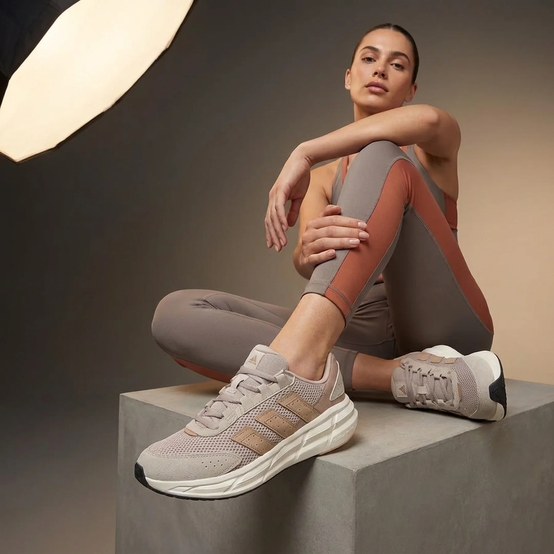 Кросівки ASTRASTAR JQ6081 Adidas 7,5 (41,5) Бежевий