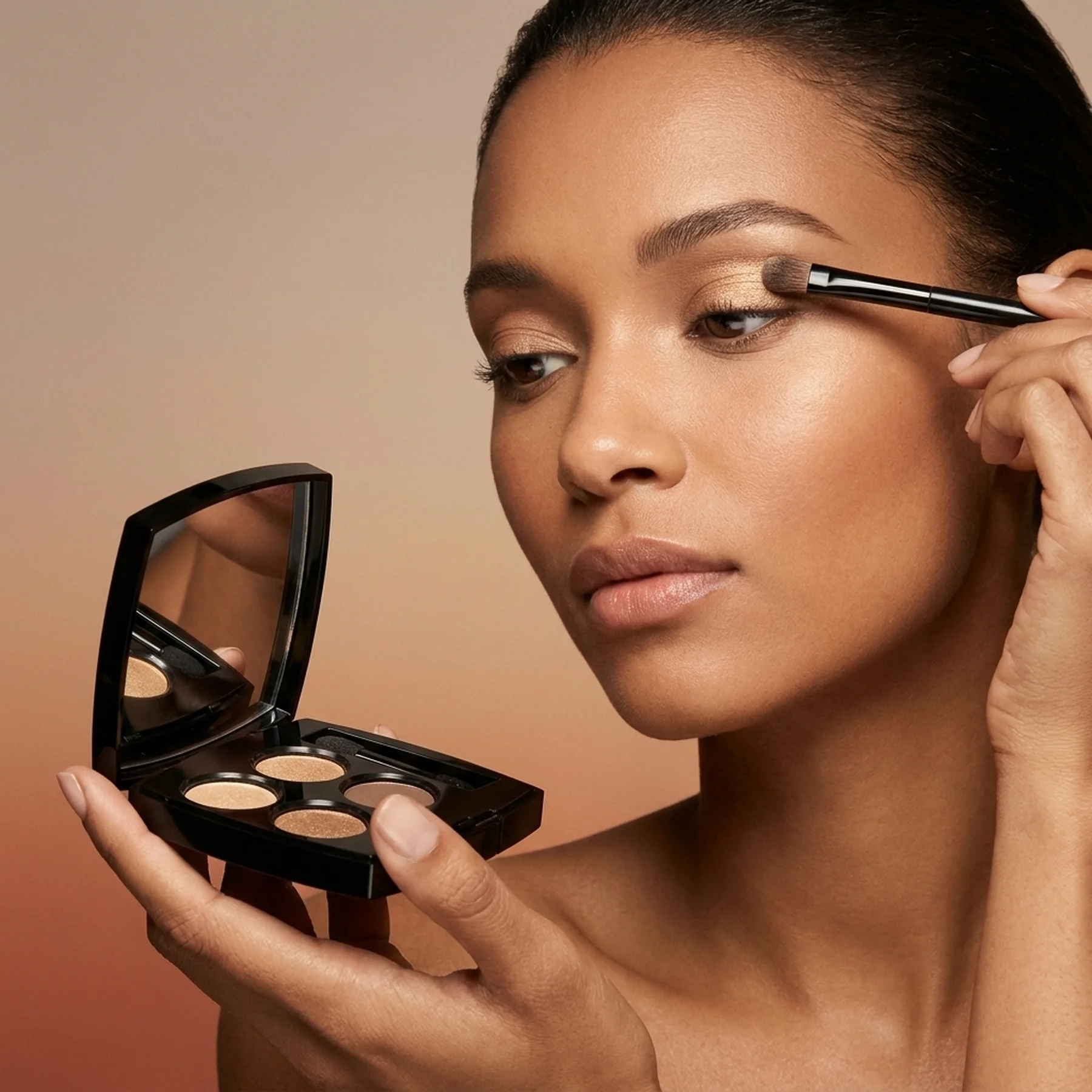 Палитра теней для век с эффектом естественного сияния CHANEL Les Beiges Palette Regard Belle Mine Naturelle 4.5 г Golden