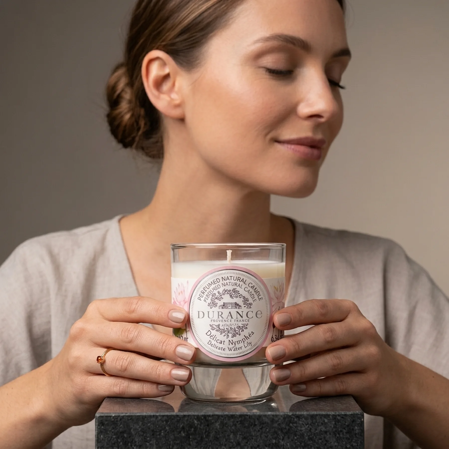Парфюмированная свеча Durance Perfumed Natural Candle 180 г Ніжна водяна лілія