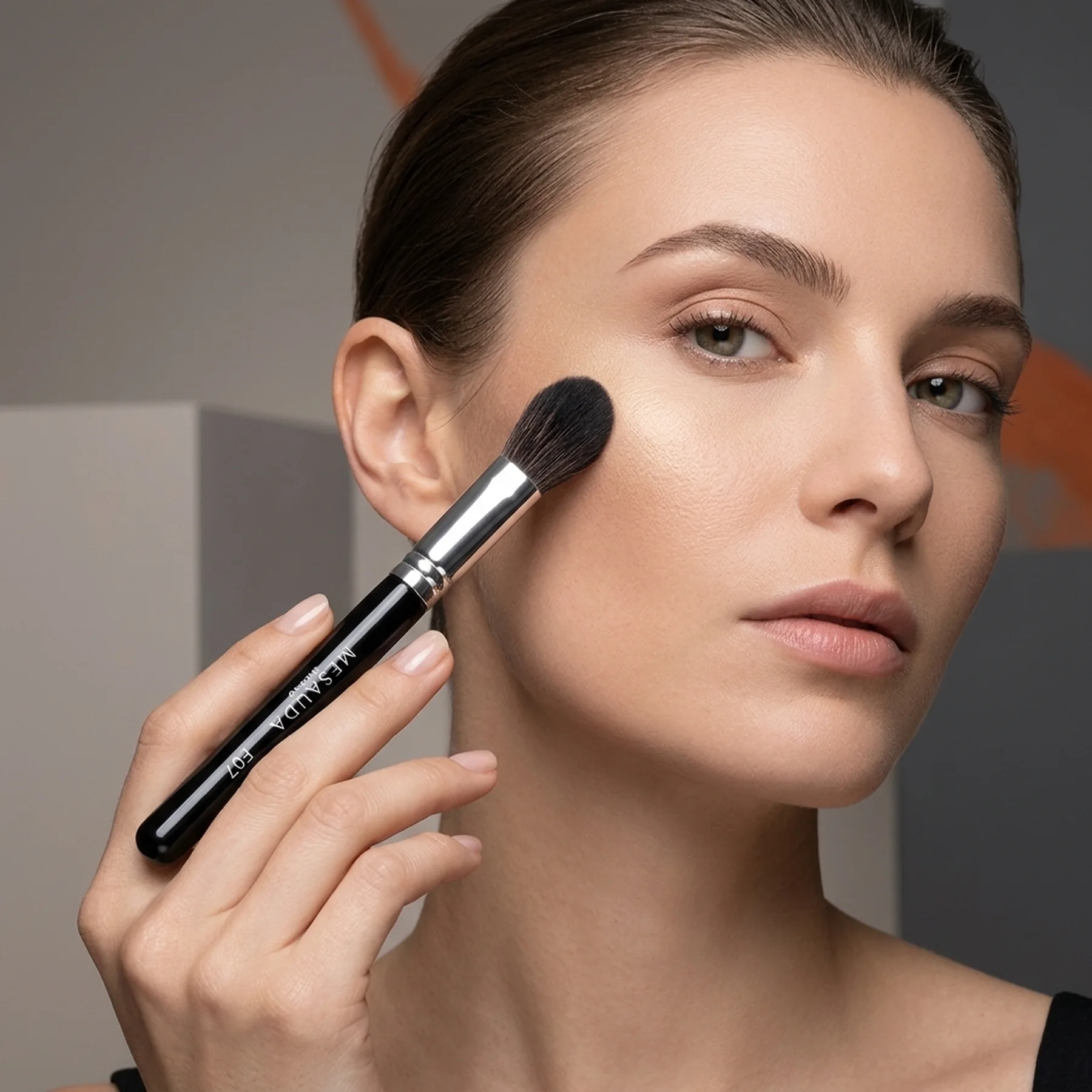 Кисточка для растушевки хайлайтера MESAUDA Illuminating Brush Tapered Highlighter