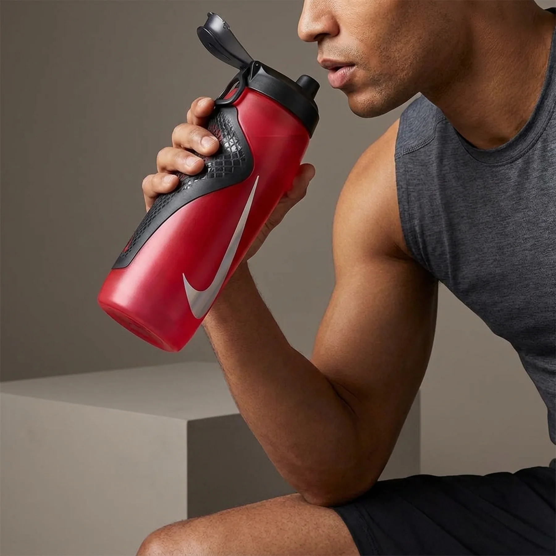 Пляшка Nike REFUEL BOTTLE LOCKING LID 32 OZ червоний, білий, чорний 946 мл (N.100.7670.640.32)