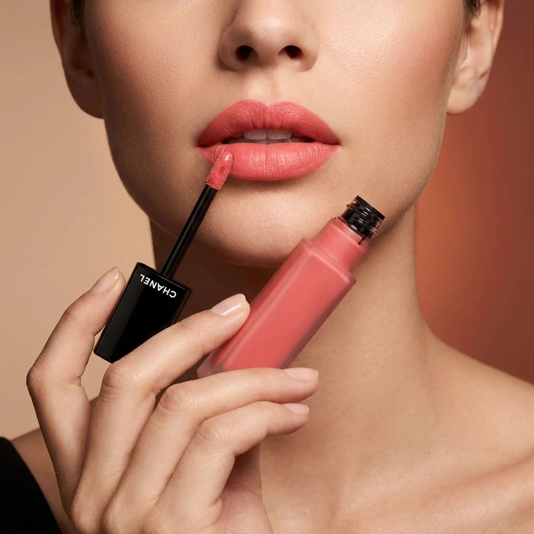 Помада для губ CHANEL Rouge Allure Liquid Velvet 6 мл 204 TROUBLANTE
