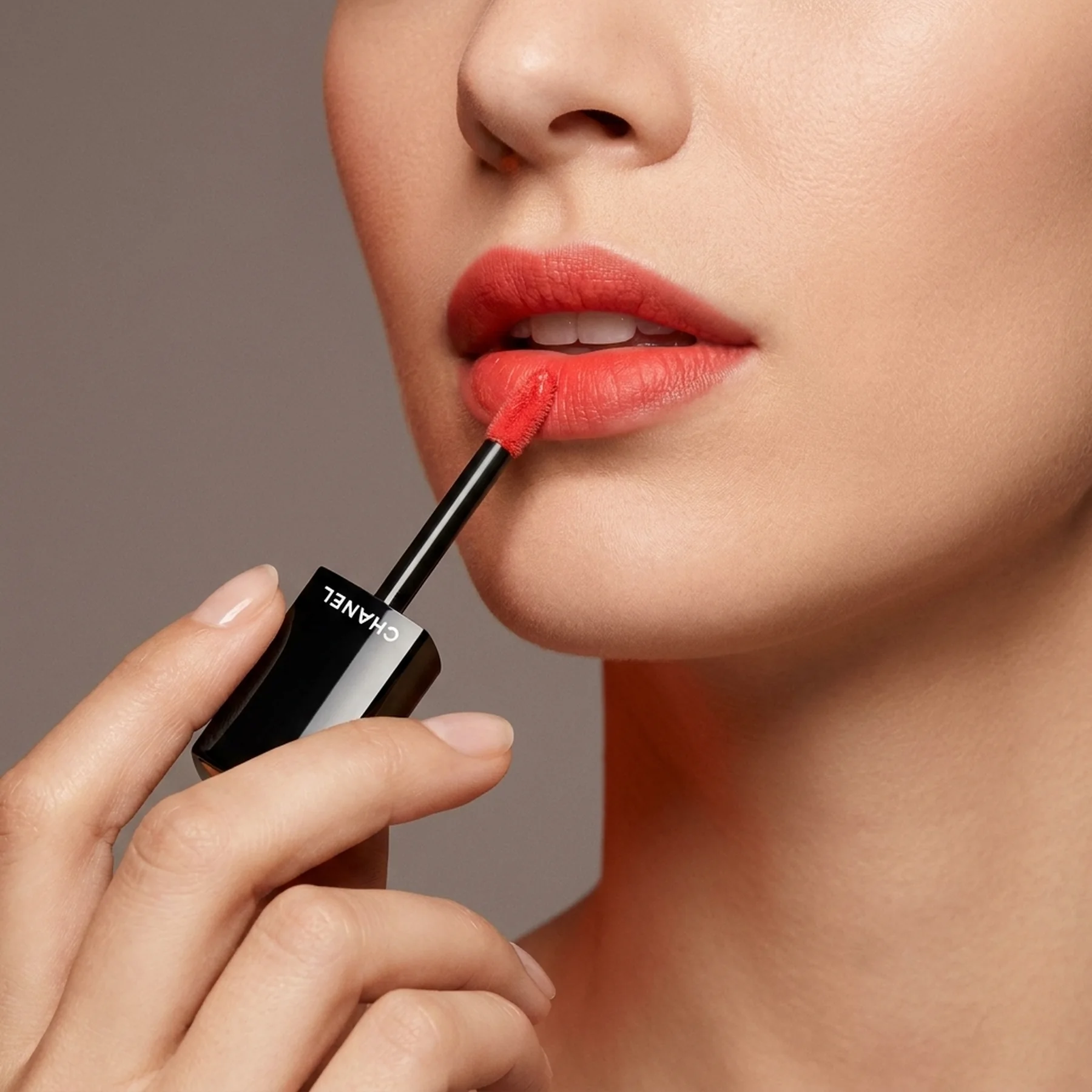 Помада для губ CHANEL Rouge Allure Liquid Velvet 6 мл 218 ENVOUTANTE