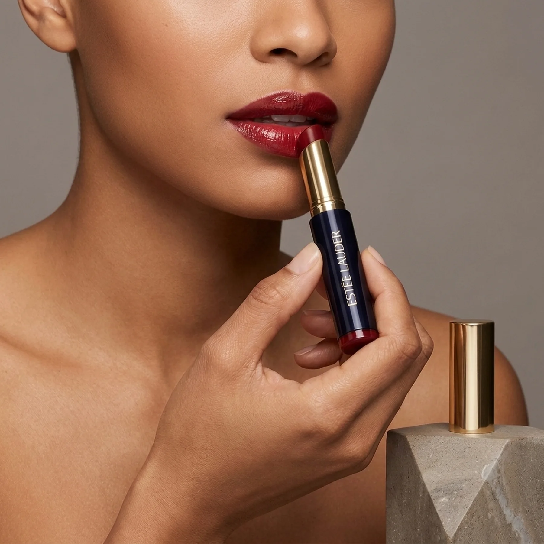 Помада Estee Lauder Pure Color Melt-On Glosstick 1.8 мл 289 Melted Scarlet