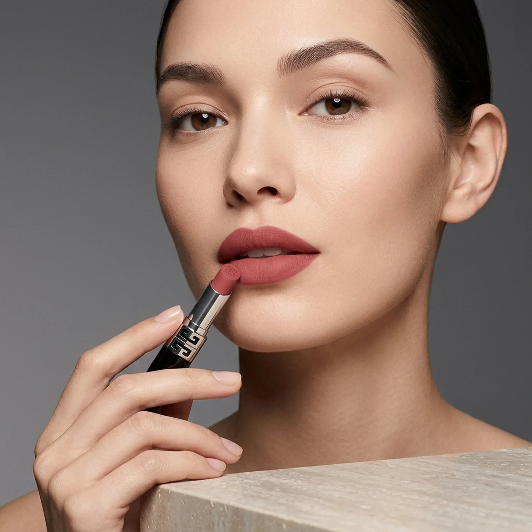 Помада Givenchy Le Rouge Velvet Matte Long-Lasting Lipstick 2.3 г P09 BLUSHING TULLE