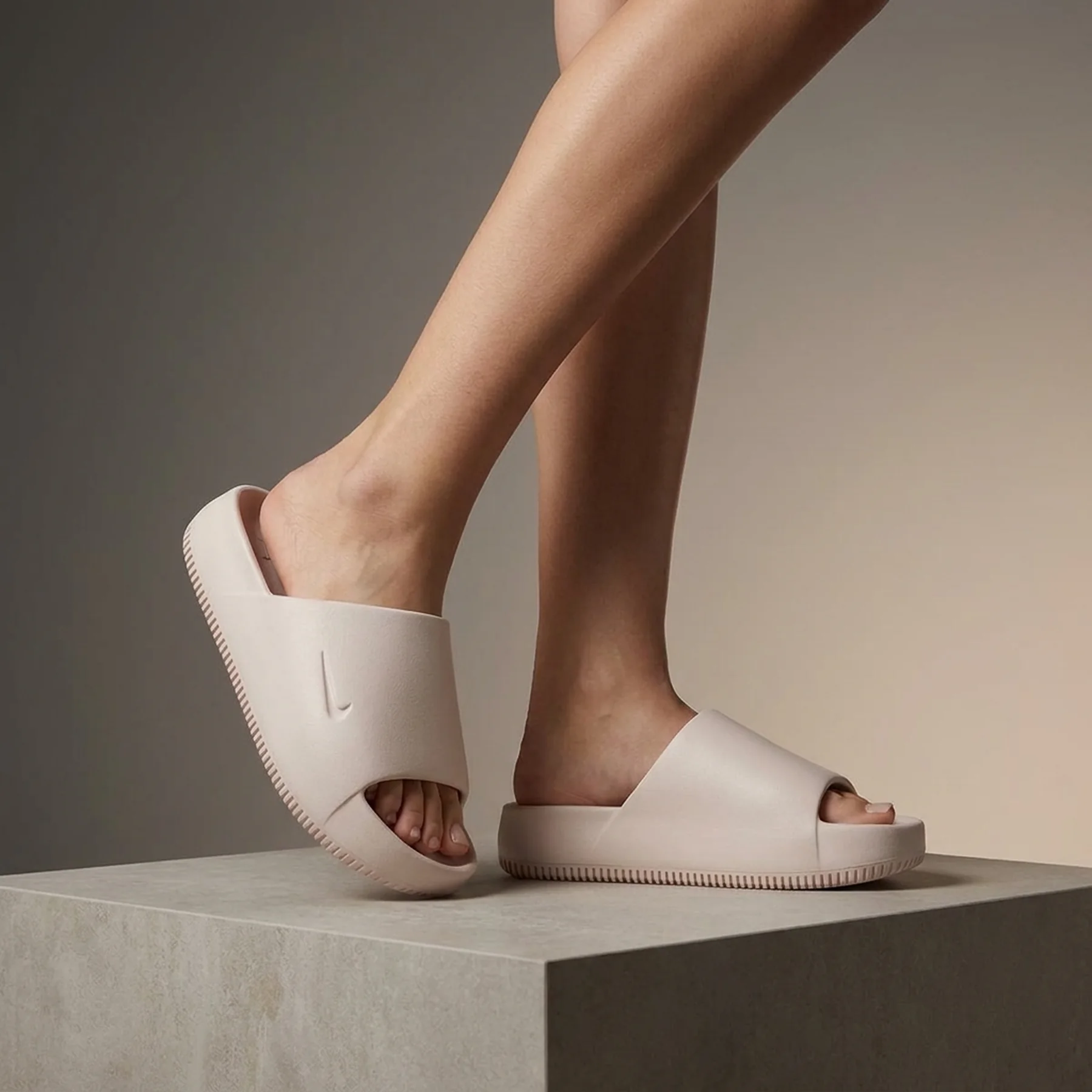 Тапочки жіночі Nike W Calm Slide (DX4816-600) — Взуття