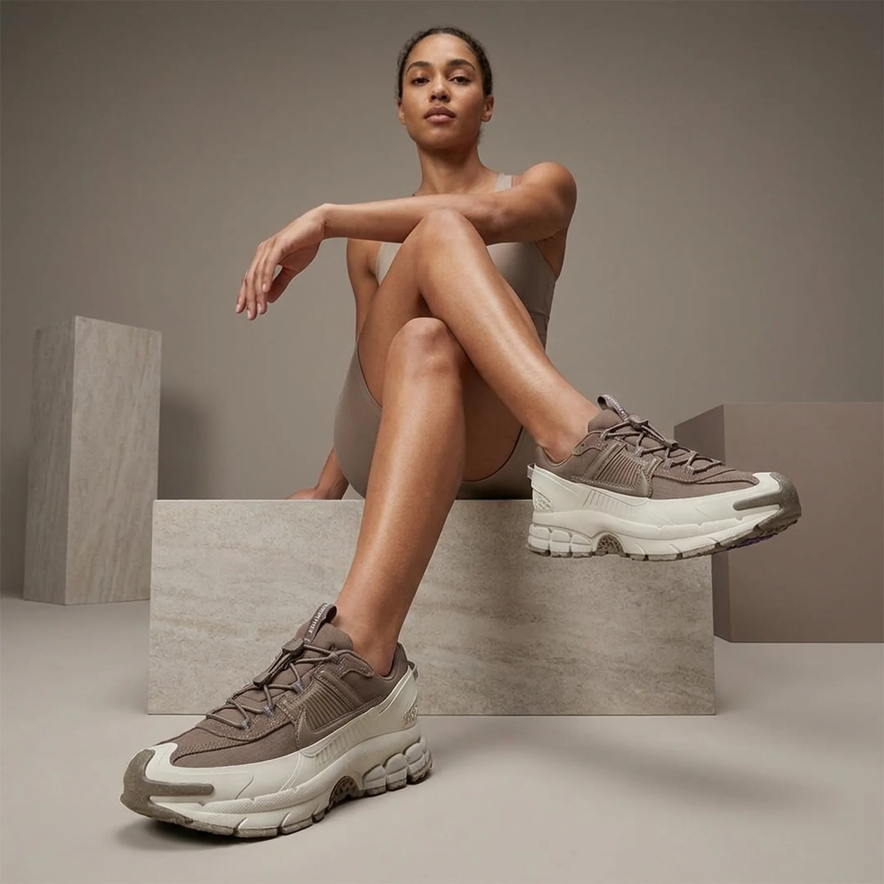 Кросівки жіночі Nike Zoom Vomero Roam (HQ2181-006)
