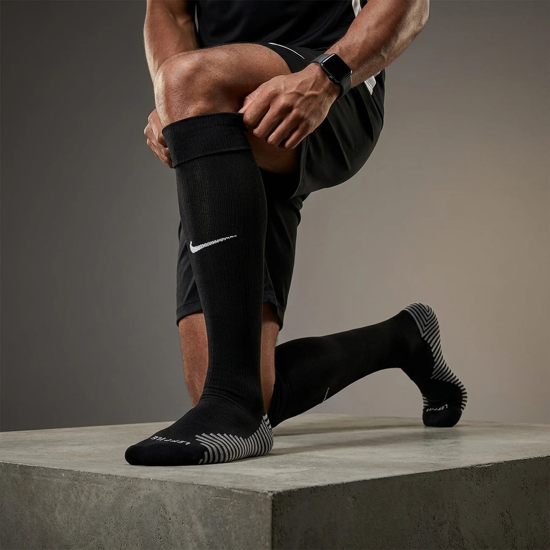 Футбольні гетри унісекс Nike Dri-Fit Strike (DH6622-010)