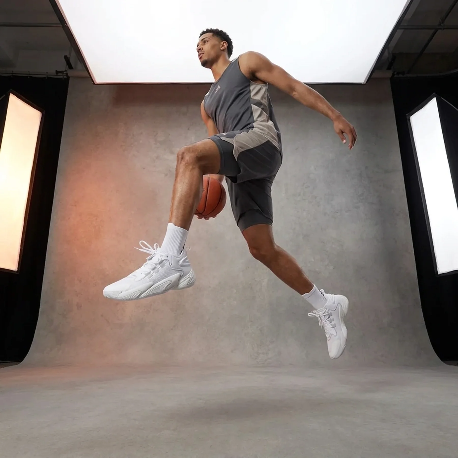 Баскетбольні кросівки Adidas BYW Select