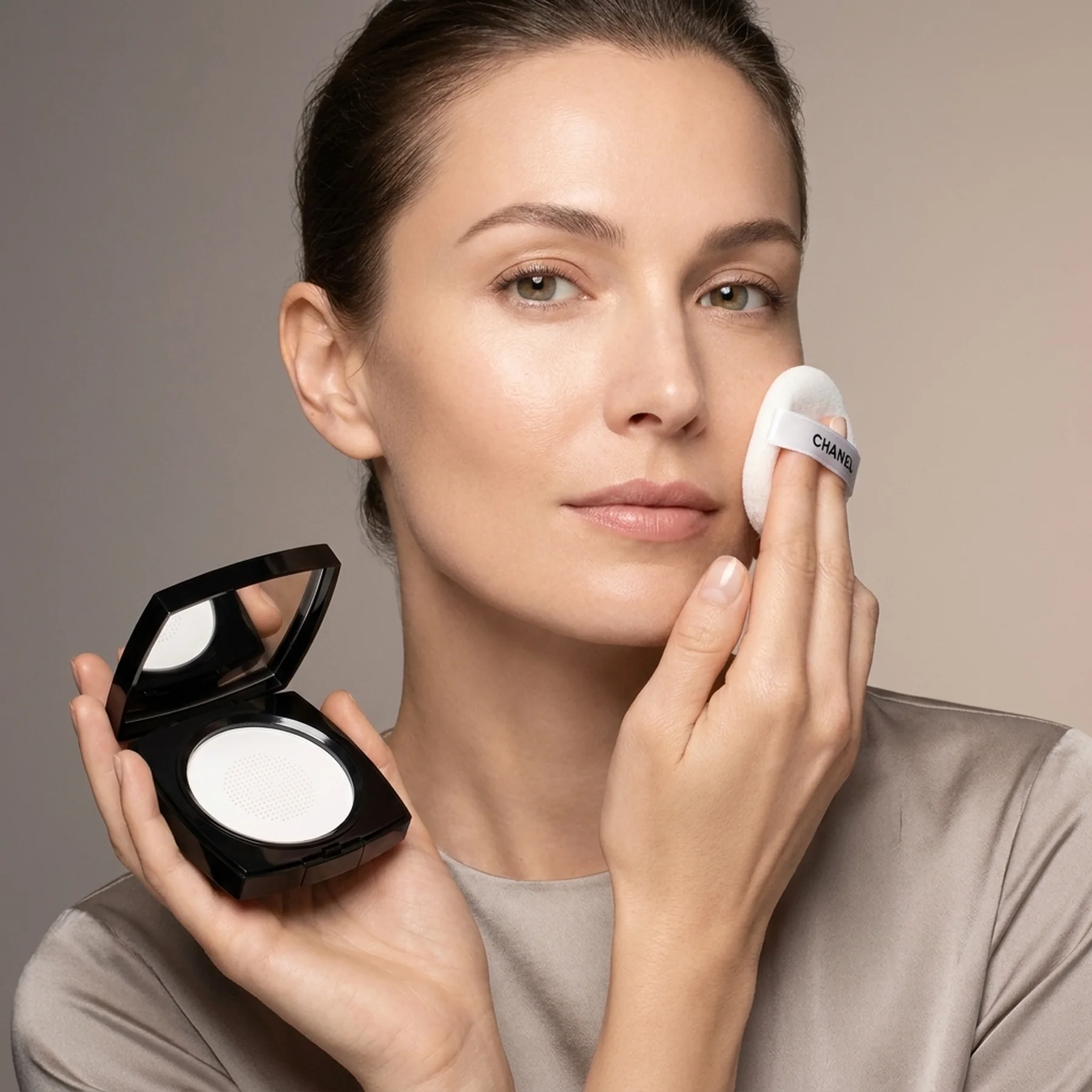 Пудра CHANEL Poudre Universelle Libre Natural Finish Loose Powder On-The-Go Format 6 г 10 LIGHT
