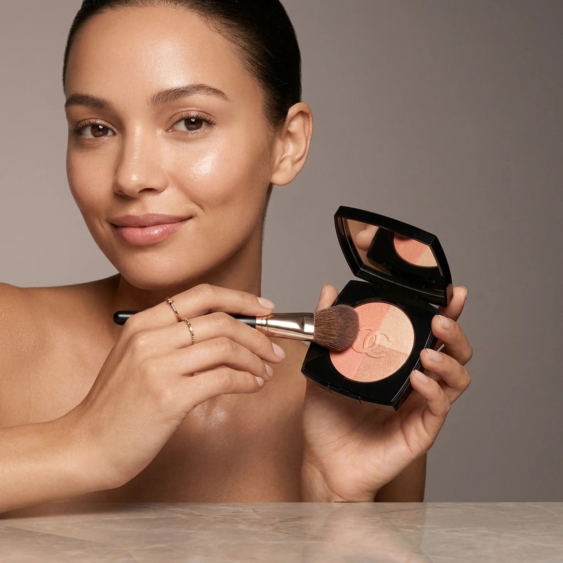 Румяна CHANEL Illuminating Powder Blush 14 г 998 PECHE LUMIERE